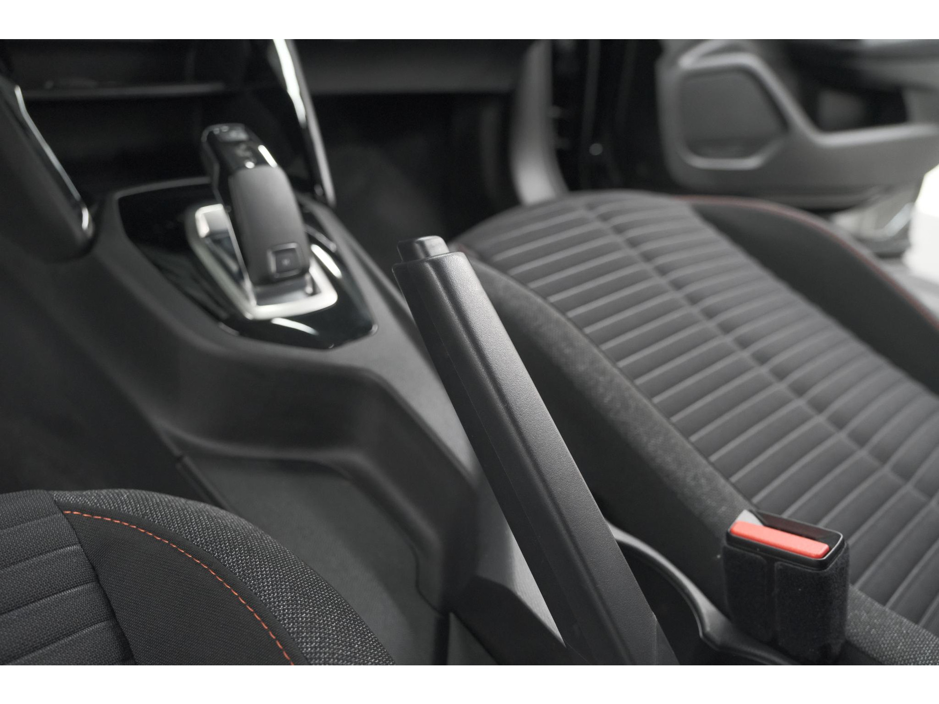 Peugeot 2008 PureTech 130 EAT8 Active | Parkeersensoren | Navigatie | Apple Carplay