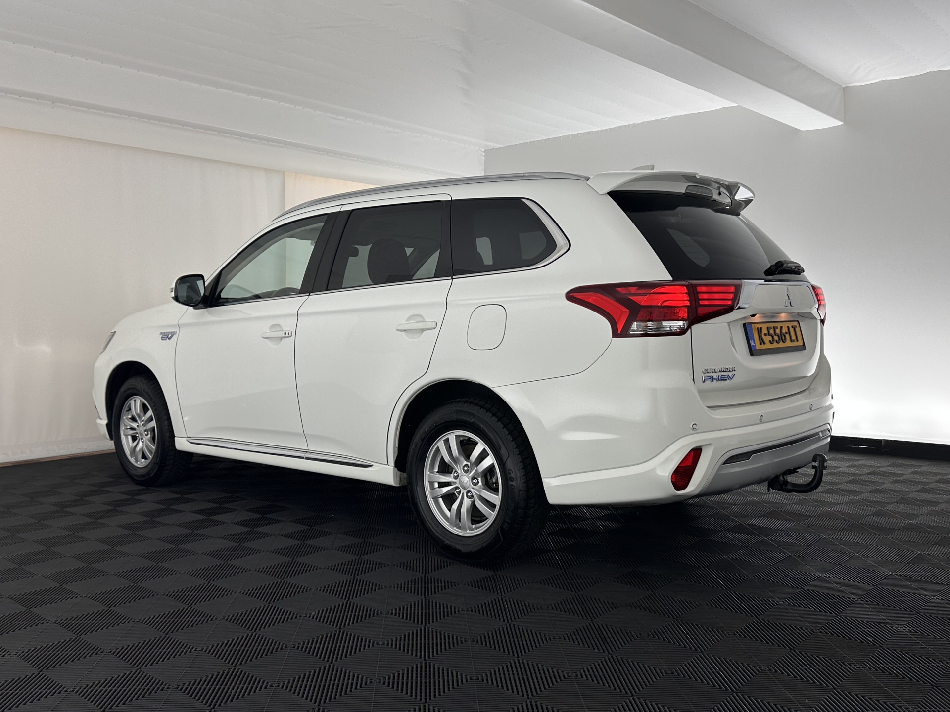 Mitsubishi Outlander 2.4 PHEV Pure (Plug-In) (INCL-BTW)  Aut *FULL-LED | KEYLESS | CAMERA | HEATED-COMFORTSEATS | ECC | SHIFTPADDLES | PDC | CRUISE | CARPLAY | PRIVACY-GLASS | DAB | TOWBAR | 16''ALU*