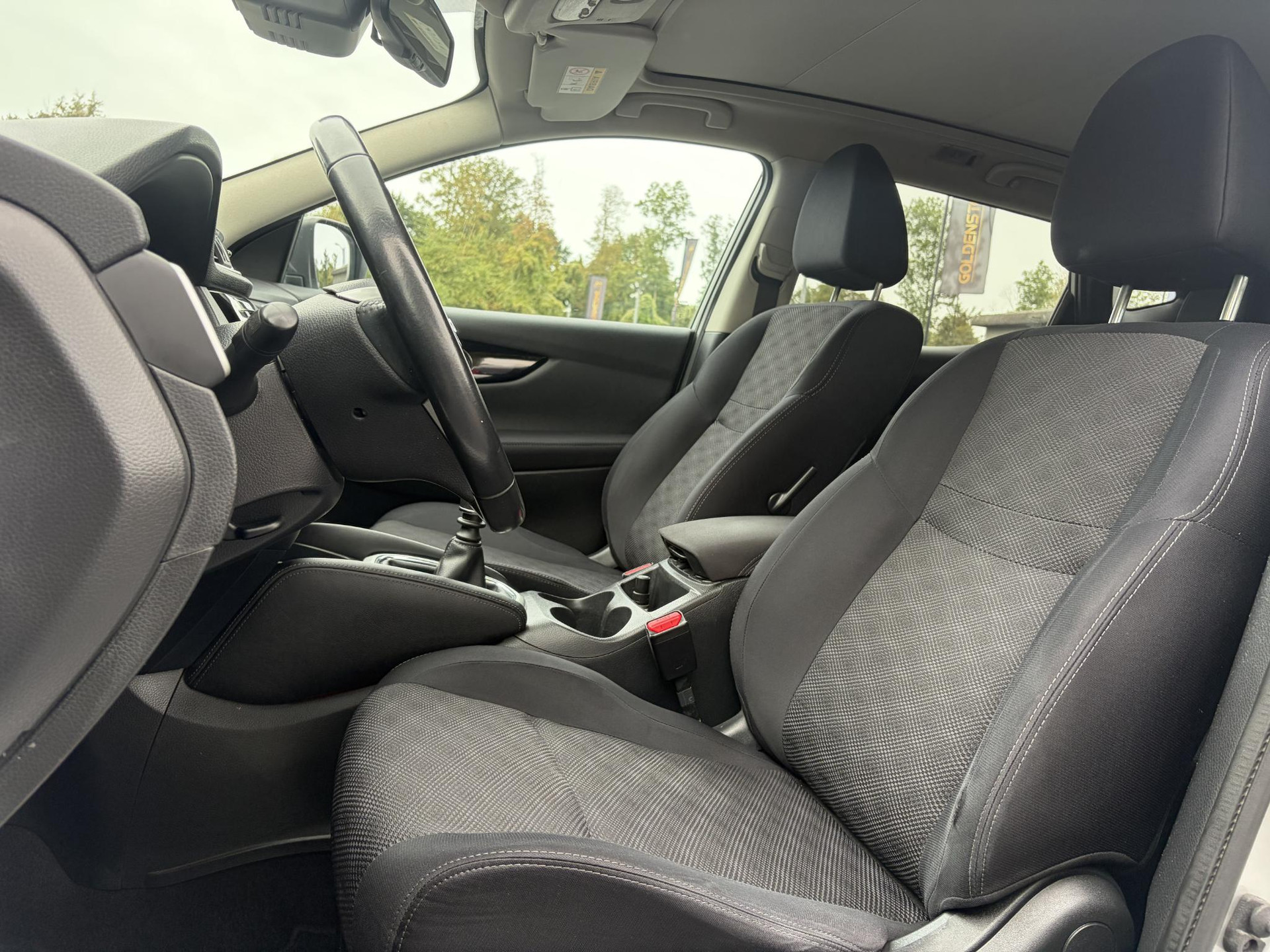Nissan Qashqai 1.2 N-Connecta ✓Net beurt gehad✓360° Camera✓Navi✓Trekhaak✓Pano✓Pdc V+A✓Keyless✓18'Lm velgen✓Clima✓Cruise✓Rijstrooksensor✓116pk✓6 Bak✓N.A.P✓Apk tot 10-2027