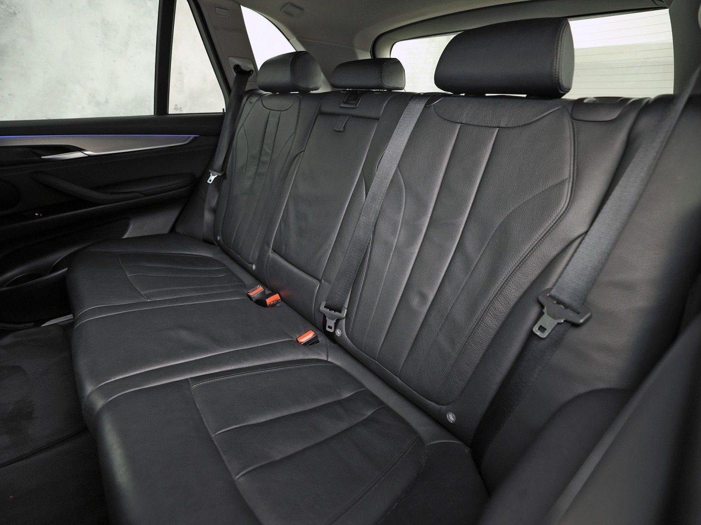 BMW X5 xDrive40e iPerformance High Executive 313Pk Automaat (GROOT NAVI, HEAD-UP DISPLAY, COMFORTSTOELEN MET GEHEUGEN, SFEERVERLICHTING, CAMERA, STOELVERWARMING, GETINT GLAS, NIEUWSTAAT)
