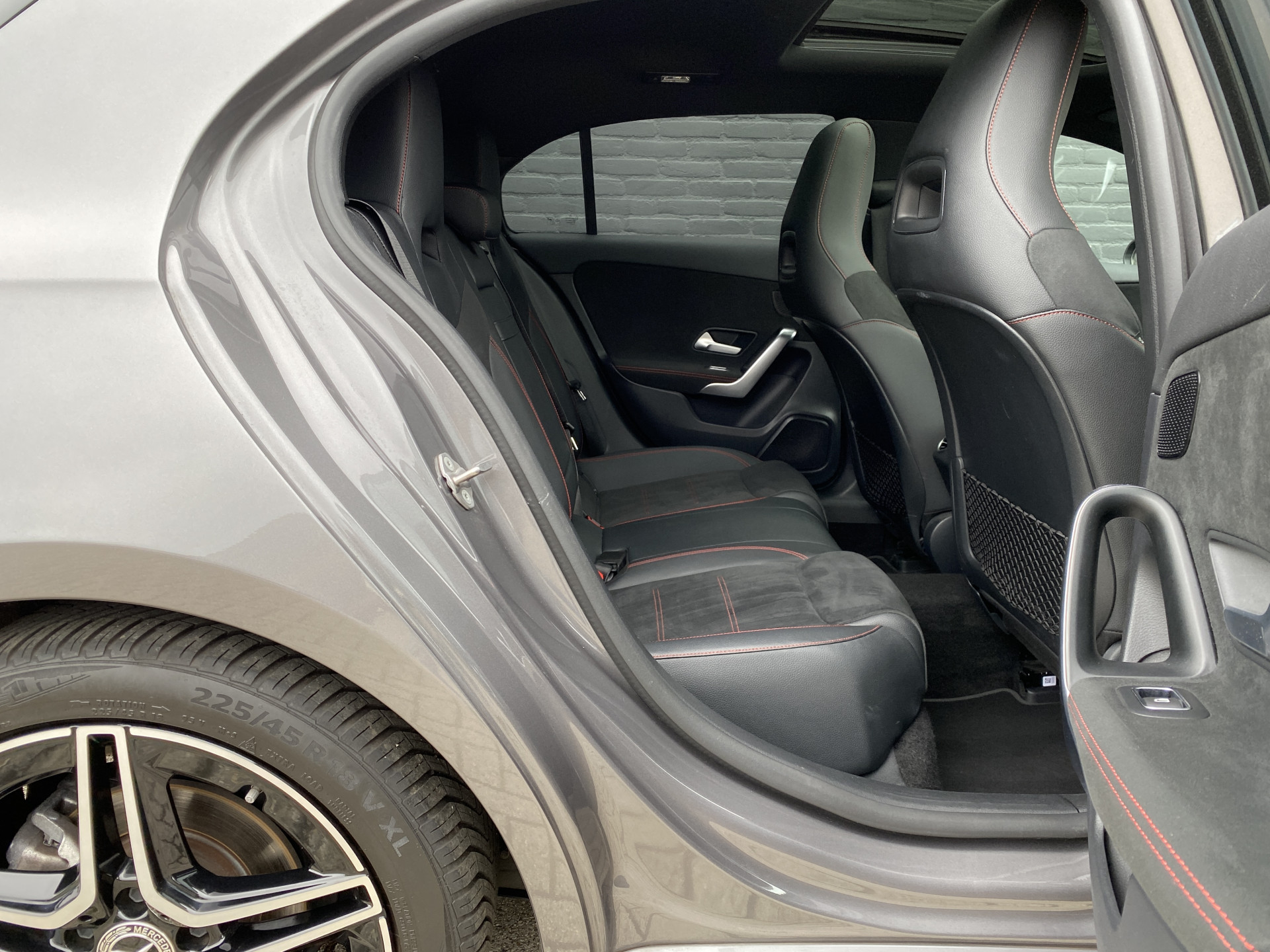 Mercedes-Benz A-klasse 180 AMG Line AUT. | 1e eigenaar | dealer onderh. | panoramadak | camera | night pakket | sfeerverlichting