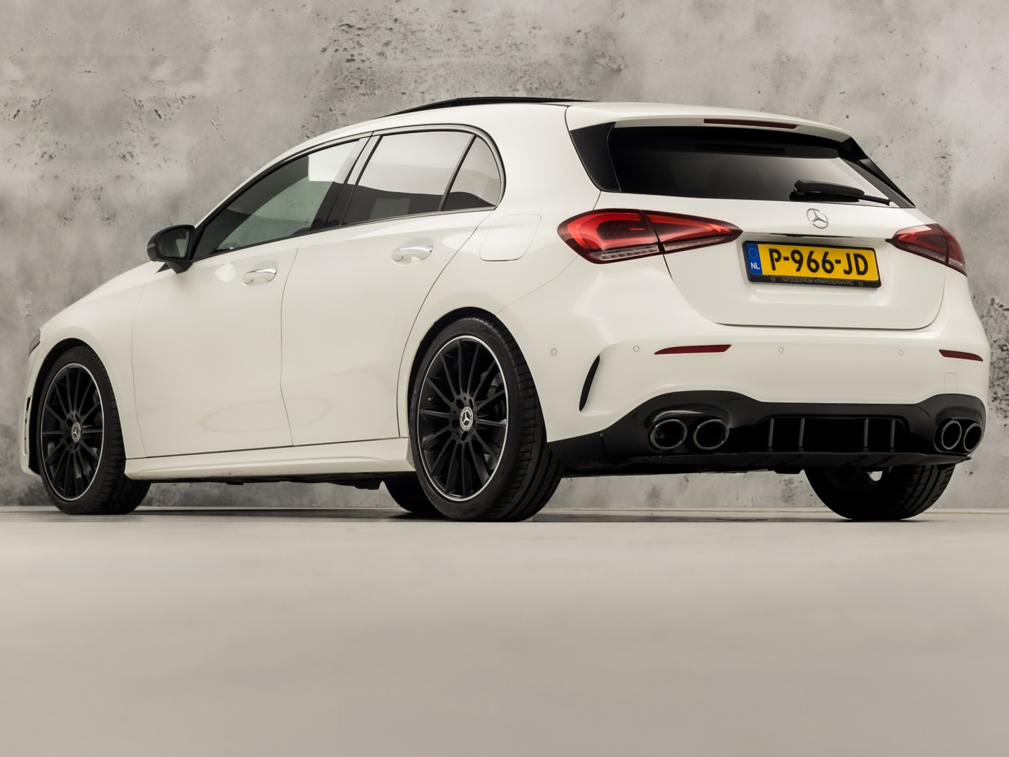 Mercedes-Benz A-Klasse 250 AMG Sport 224Pk Automaat (PANORAMADAK, MEMORY SEATS, 360 CAMERA, BURMESTER, GROOT NAVI, SFEERVERLICHTING, WIDESCREEN, ADAPTIVE CRUISE, NIEUWSTAAT)