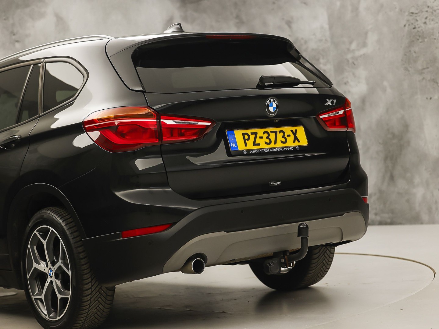 BMW X1 sDrive18i Sport High Executive 140Pk Automaat (PANORAMADAK, GROOT NAVI, MEMORY SEAT, LEDER, CAMERA, SPORTSTOELEN, TREKHAAK, STOELVERWARMING, NIEUWSTAAT)