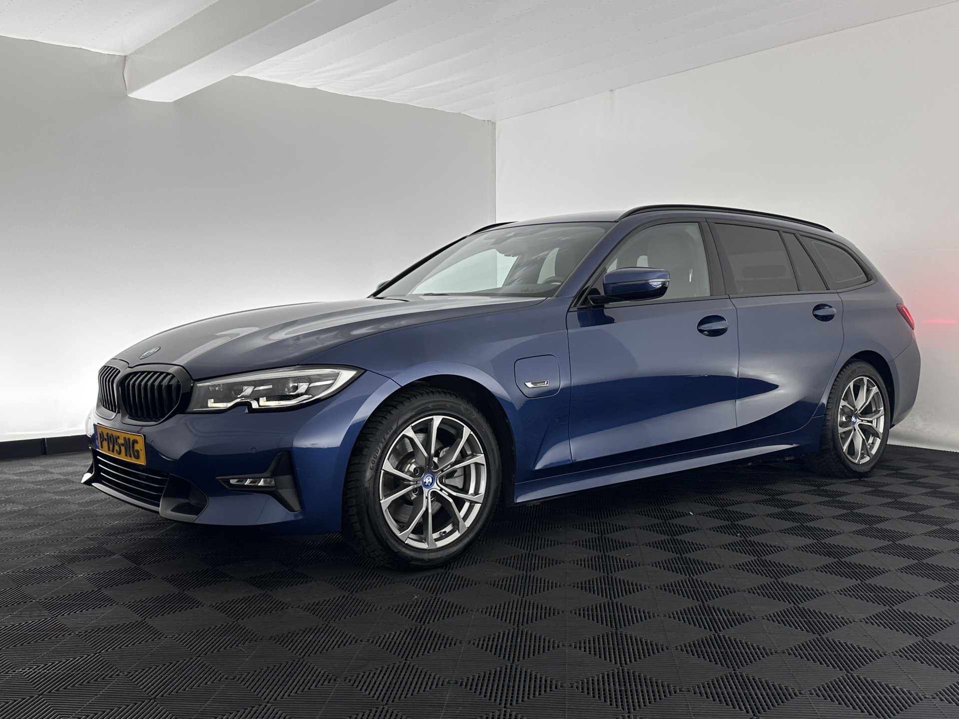 BMW 3-serie Touring 320e Business Edition Plus [Plug-In] (INCL-BTW) Aut. *LEATHER | FULL-LED | HEATED-SPORTSEATS | DIGI-COCKPIT | HIFI-SOUND | NAVI-FULLMAP | PRIVACYGLASS | PDC | AMBIENTLIGHT | DAB | KEYLESS | TOWBAR | 17"ALU* *