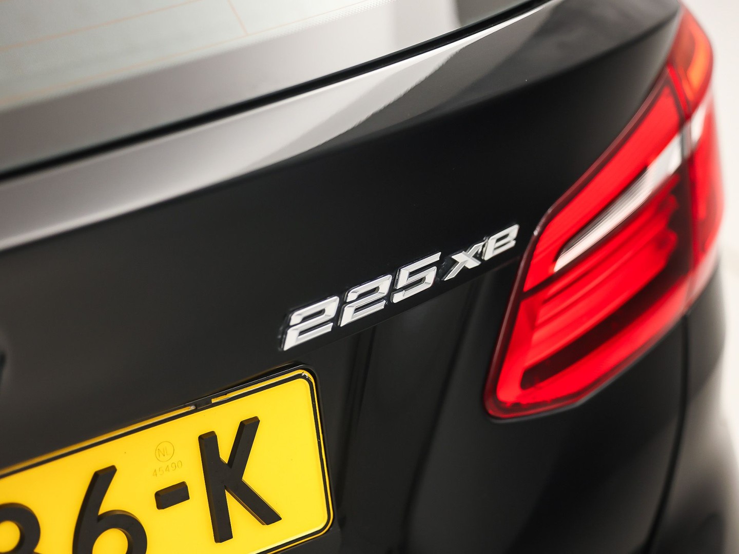 BMW 2 Serie 225xe Sport High Executive xDrive 225Pk Automaat (GROOT NAVI, SOH 89,7%, HEAD-UP DISPLAY, LEDER, STOELVERWARMING, SPORTSTOELEN, PARKEERSENSOREN, NIEUWE APK, NIEUWSTAAT)