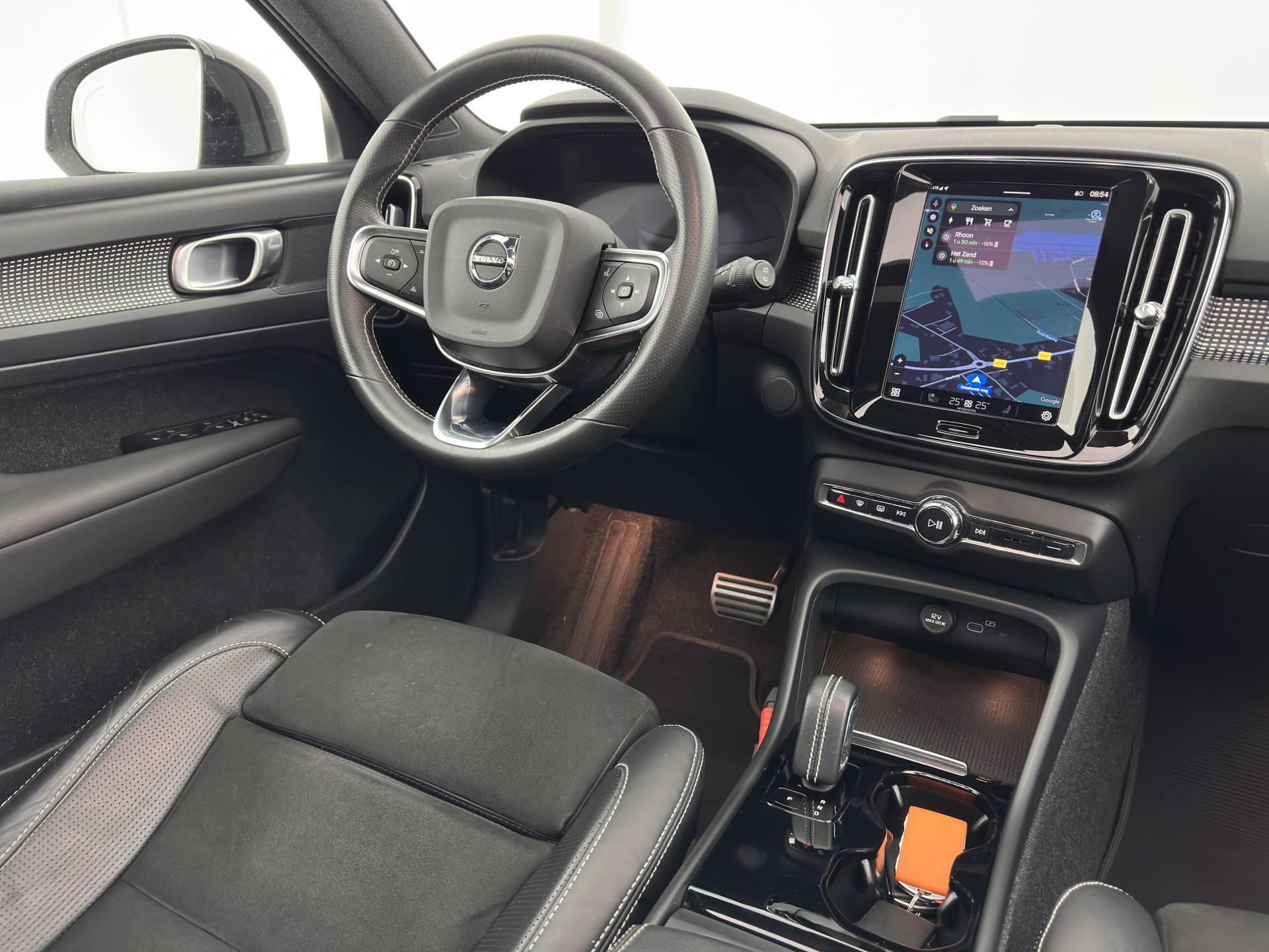 Volvo XC40 Recharge P8 AWD R-Design [ 3-Fase ] {SOH-89%} (INCL-BTW) *PANO | LEATHER-MICROFIBRE | DIGI-COCKPIT | FULL-LED | NAVI-FULLMAP | ECC | CARPLAY | PDC | KEYLESS | HEATED-SPORTSEATS | BLIS | PRIVACY-GLASS | 20"ALU*