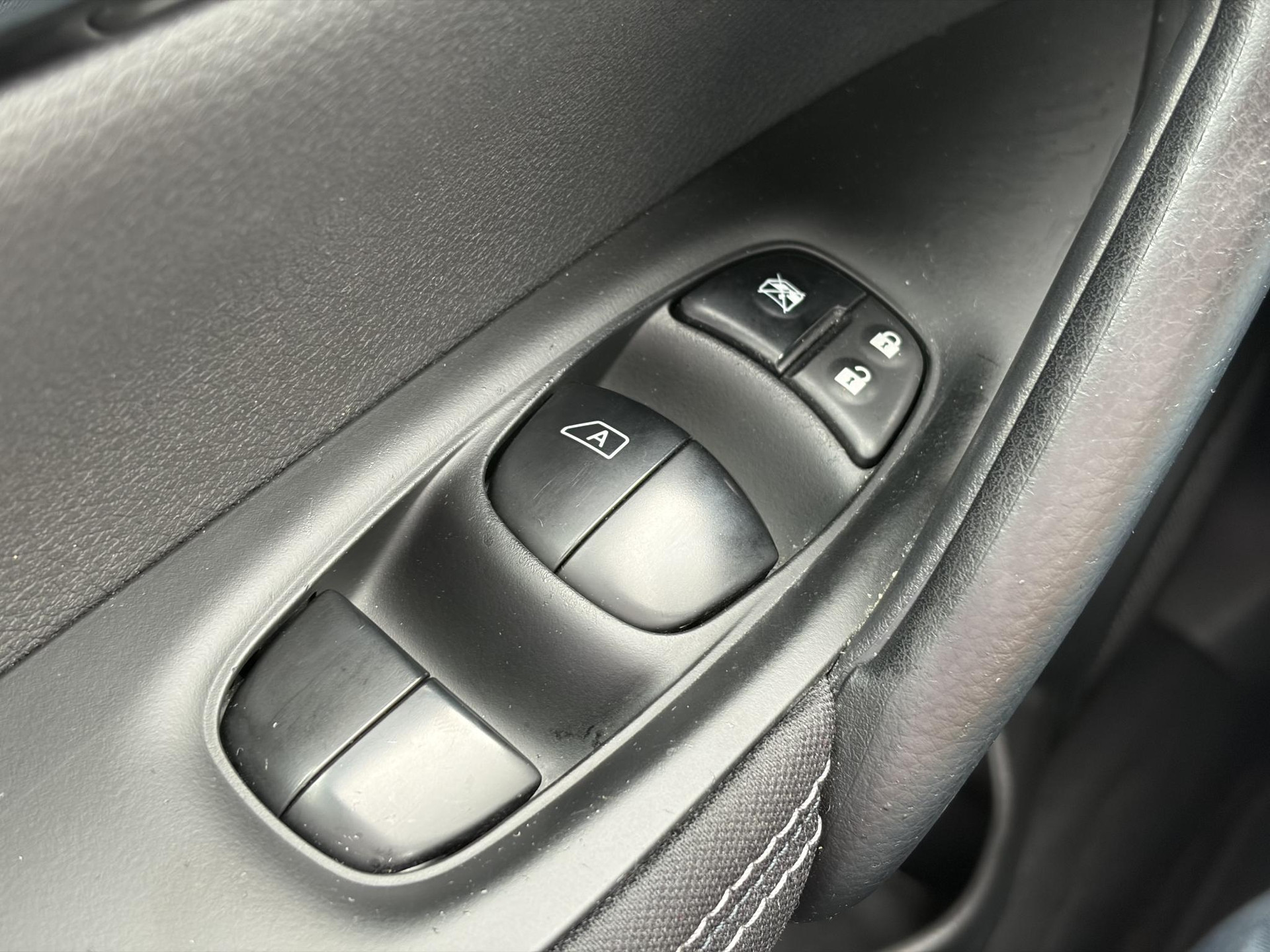 Nissan Qashqai 1.2 N-Connecta 360° Camera,Trekhaak,Navi,Pdc V+A,Keyless,6 Bak,Clima,Cruise,2e Eigenaar,115pk,Lm velgen,Apk tot 09-2027