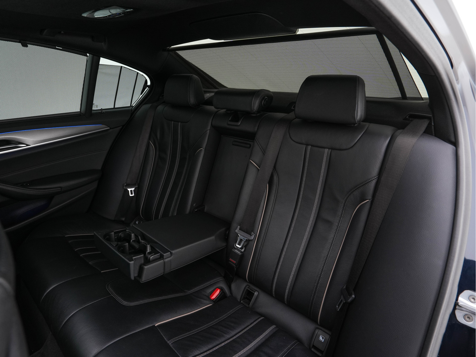 BMW 5-serie 520d xDrive M-Sport-Pack High Executive (INCL-BTW) Aut. *PANO | LUXURY-LEATHER | FULL-LED | HEAD-UP | DIGI-COCKPIT | NAVI-FULLMAP | TOP-VIEW | MEMORY-PACK | ECC | AMBIENT-LIGHT | PDC | CRUISE | SHIFT-PADDLES | TOWBAR  | 20''ALU*