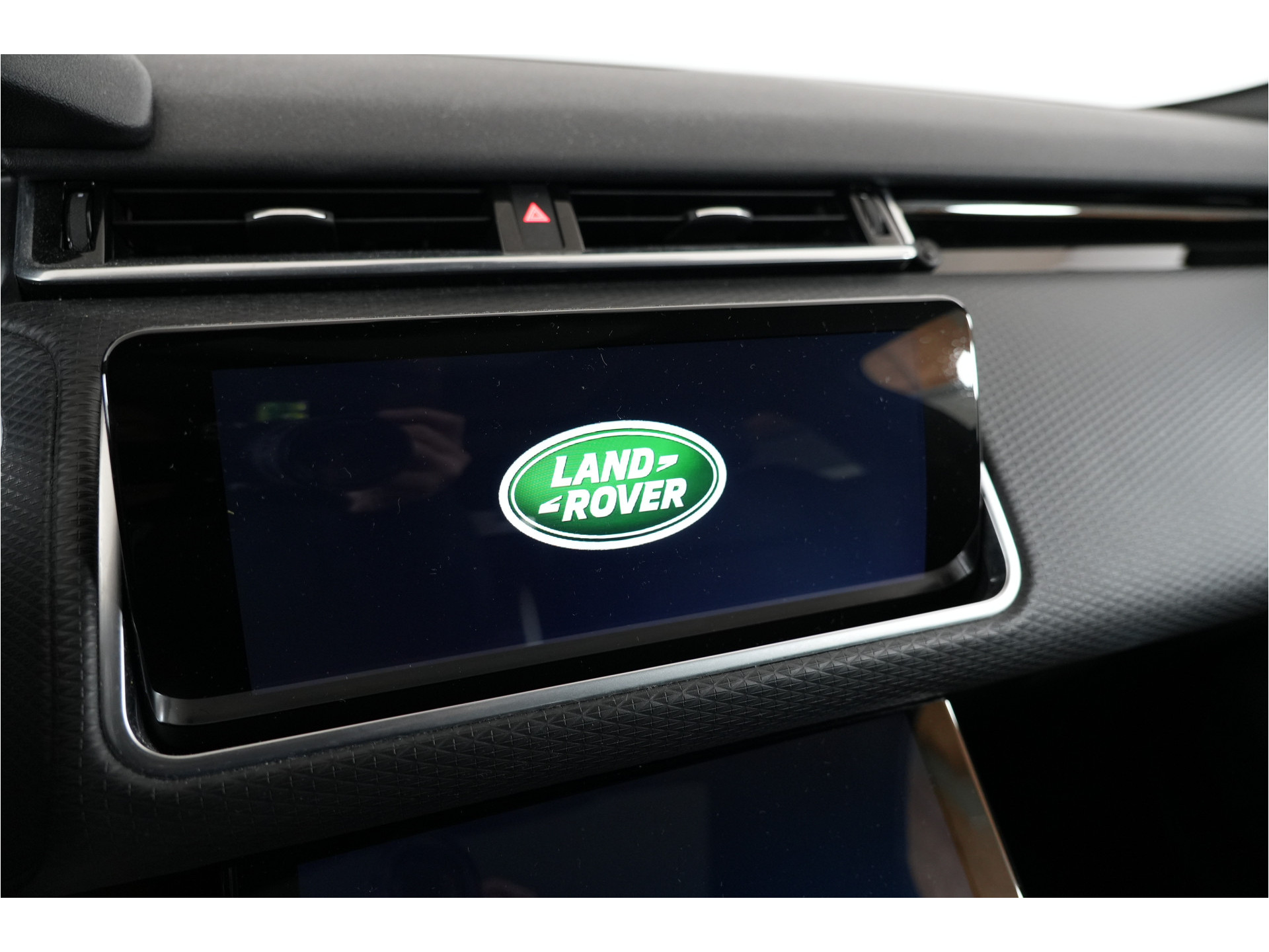 Land Rover Range Rover Velar 2.0 I4 Turbo 300 pk AWD R-Dynamic SE | Pano | Trekhaak | El. Stl. verst. | Massage | Leder | Inparkeer |e | Stl. verw. |