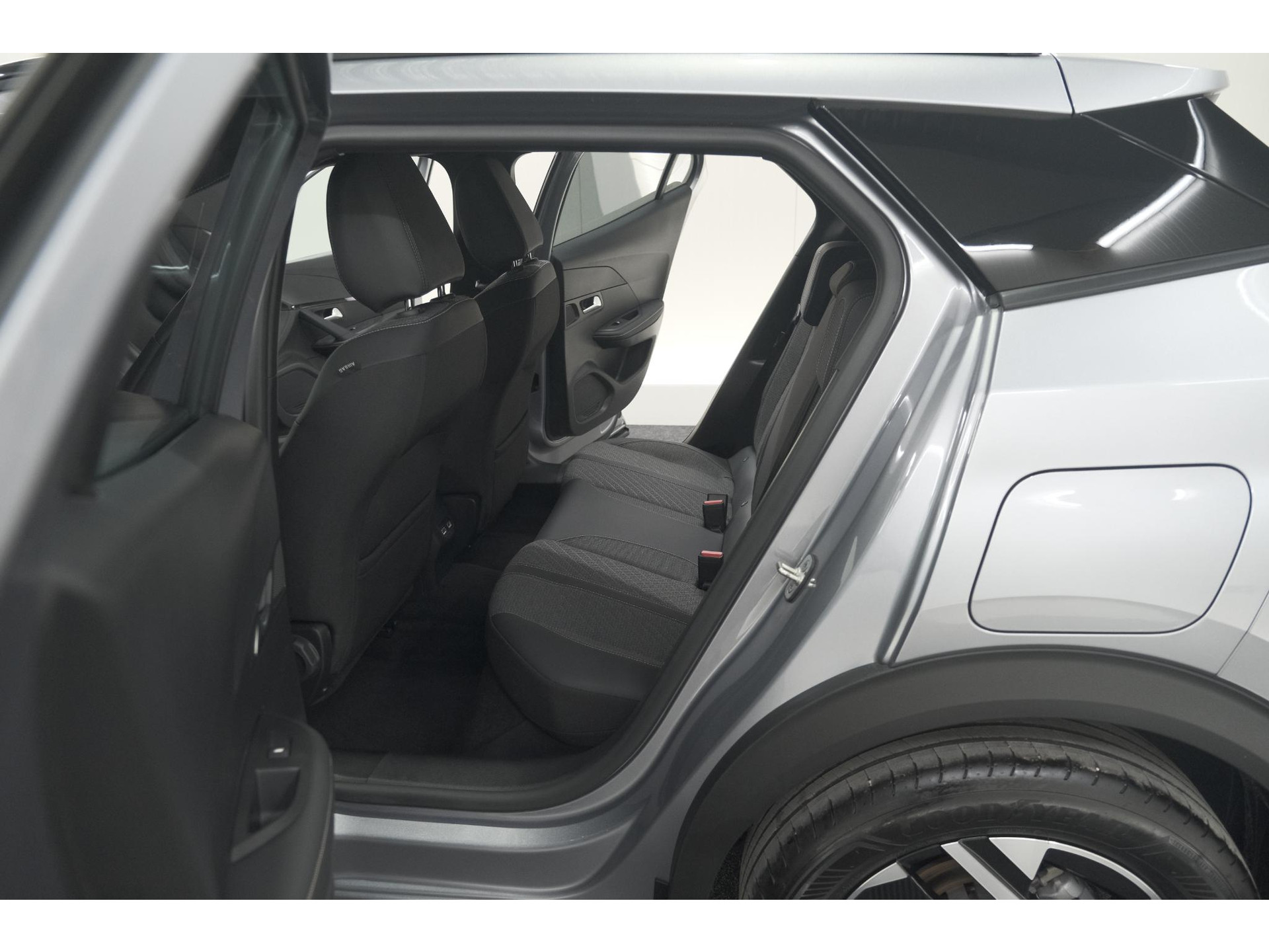 Peugeot 2008 PureTech 130 EAT8 Allure | Camera | Navigatie | Parkeersensoren | Apple Carplay