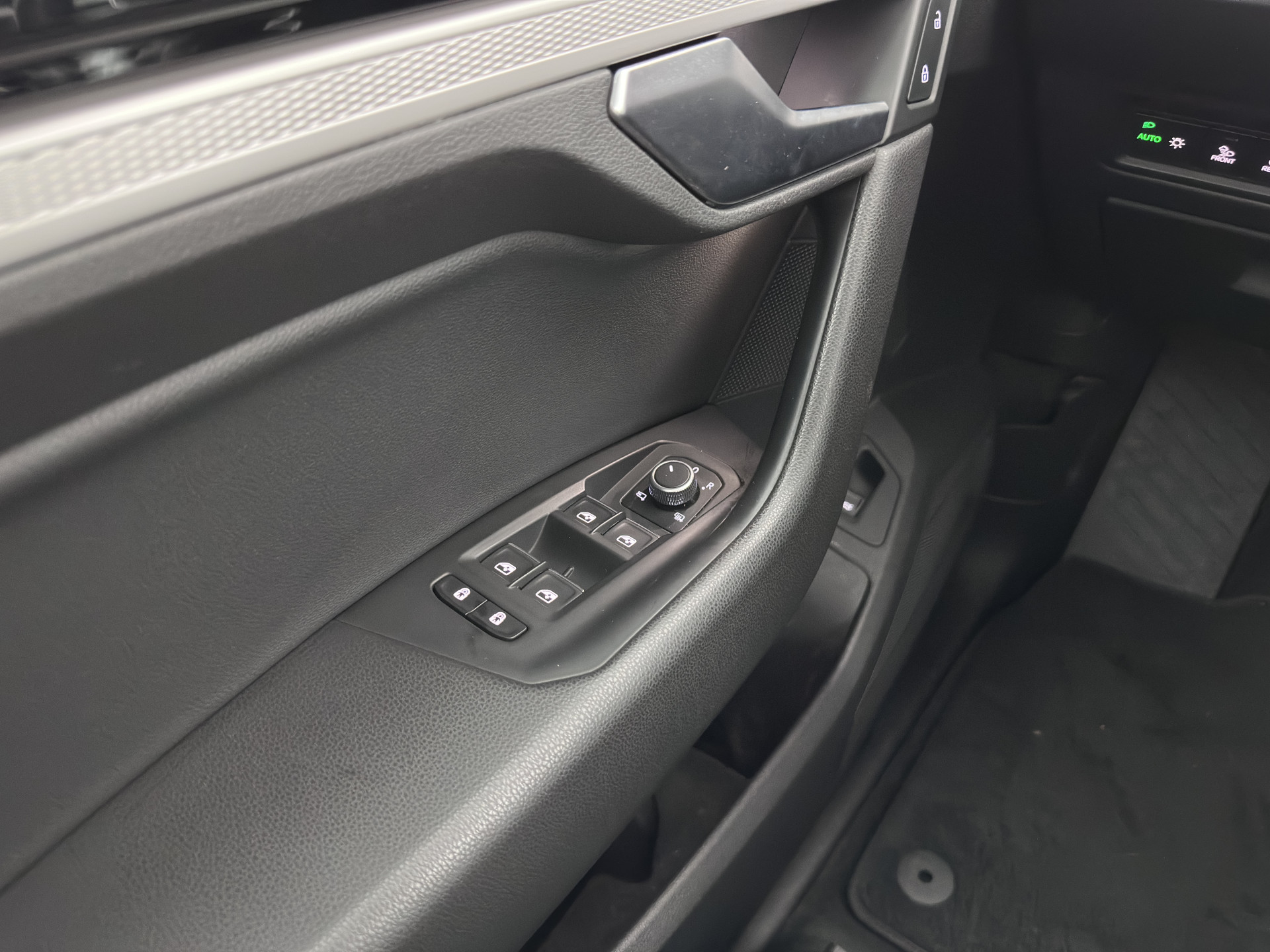 Volkswagen Touareg 3.0 TDI R-Line (INCL-BTW) Aut. *LUXURY-LEATHER | FULL-LED | BLIND-SPOT | HEATED-COMFORTSEATS | AIR-SUSPENSION | KEYLESS | CAMERA | NAVI-FULLMAP | PRIVACY-GLASS | ADAPTIVE-CRUISE |  SHIFT-PADDLES | TOWBAR*