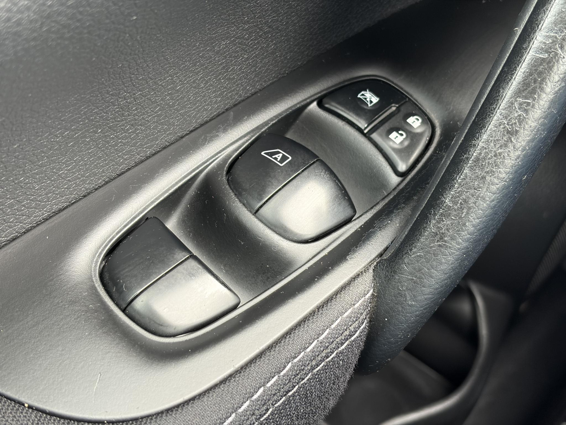Nissan Qashqai 1.2 N-Connecta ✓Net beurt gehad✓360° Camera✓Navi✓Trekhaak✓Pano✓Pdc V+A✓Keyless✓18'Lm velgen✓Clima✓Cruise✓Rijstrooksensor✓116pk✓6 Bak✓N.A.P✓Apk tot 10-2027