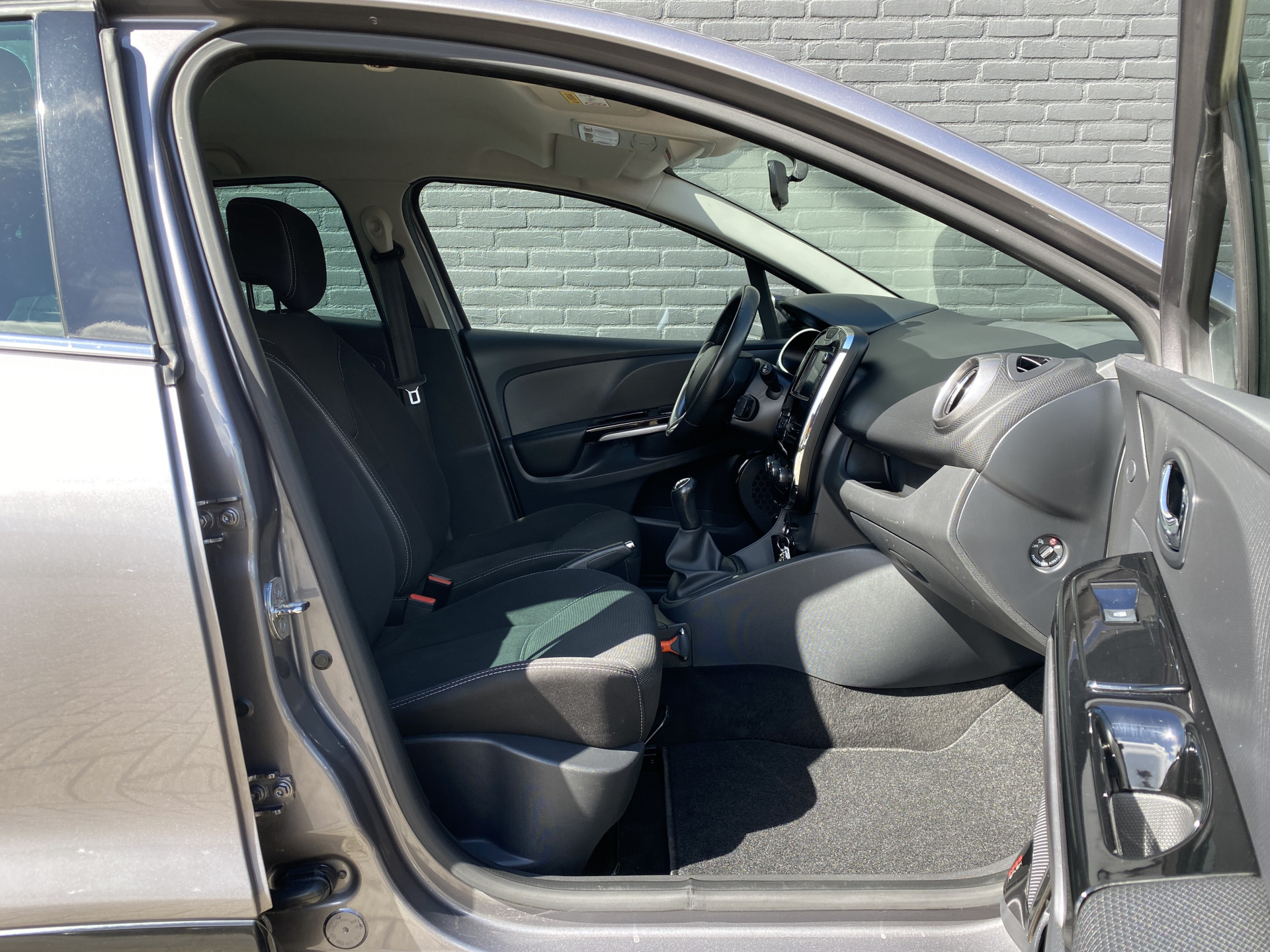 Renault Clio 0.9 TCe ECO Night&Day 90 pk | dealer onderh. | navigatie | cruise control | parkeersensor | privacy glas | airco | NL auto