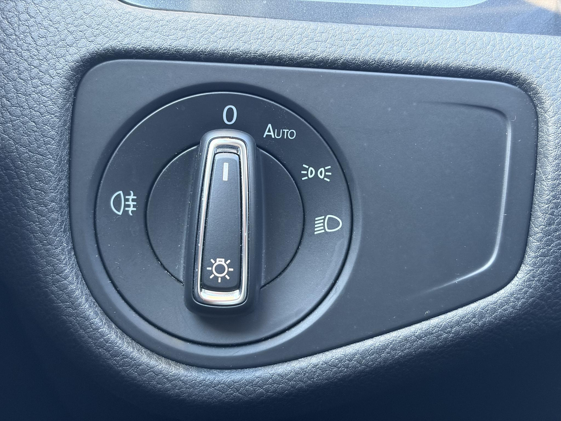 Volkswagen e-Golf e-Golf ✓SOH 88.57%✓Carplay✓Navi✓Leder✓Clima✓Cruise✓Pdc V+A✓LED✓16'' Lm velgen✓N.A.P✓Apk tot 02-2027