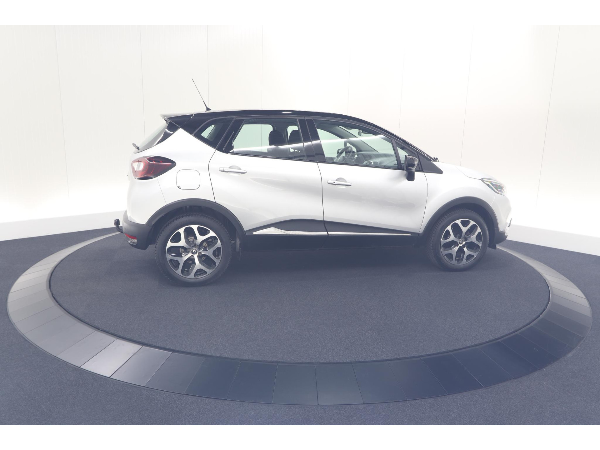 Renault Captur TCe 90 Intens | Trekhaak | AllSeason banden | Navigatie | Parkeersensoren