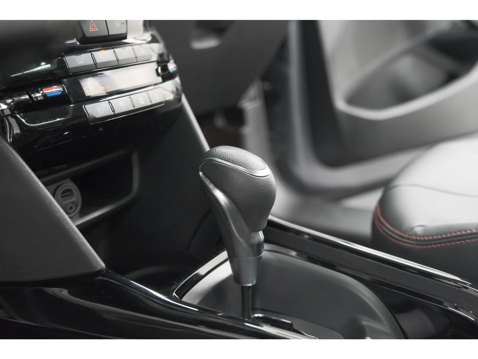 Peugeot 2008 PureTech 110 EAT6 GT | Trekhaak | Camera | Panoramadak | Apple Carplay