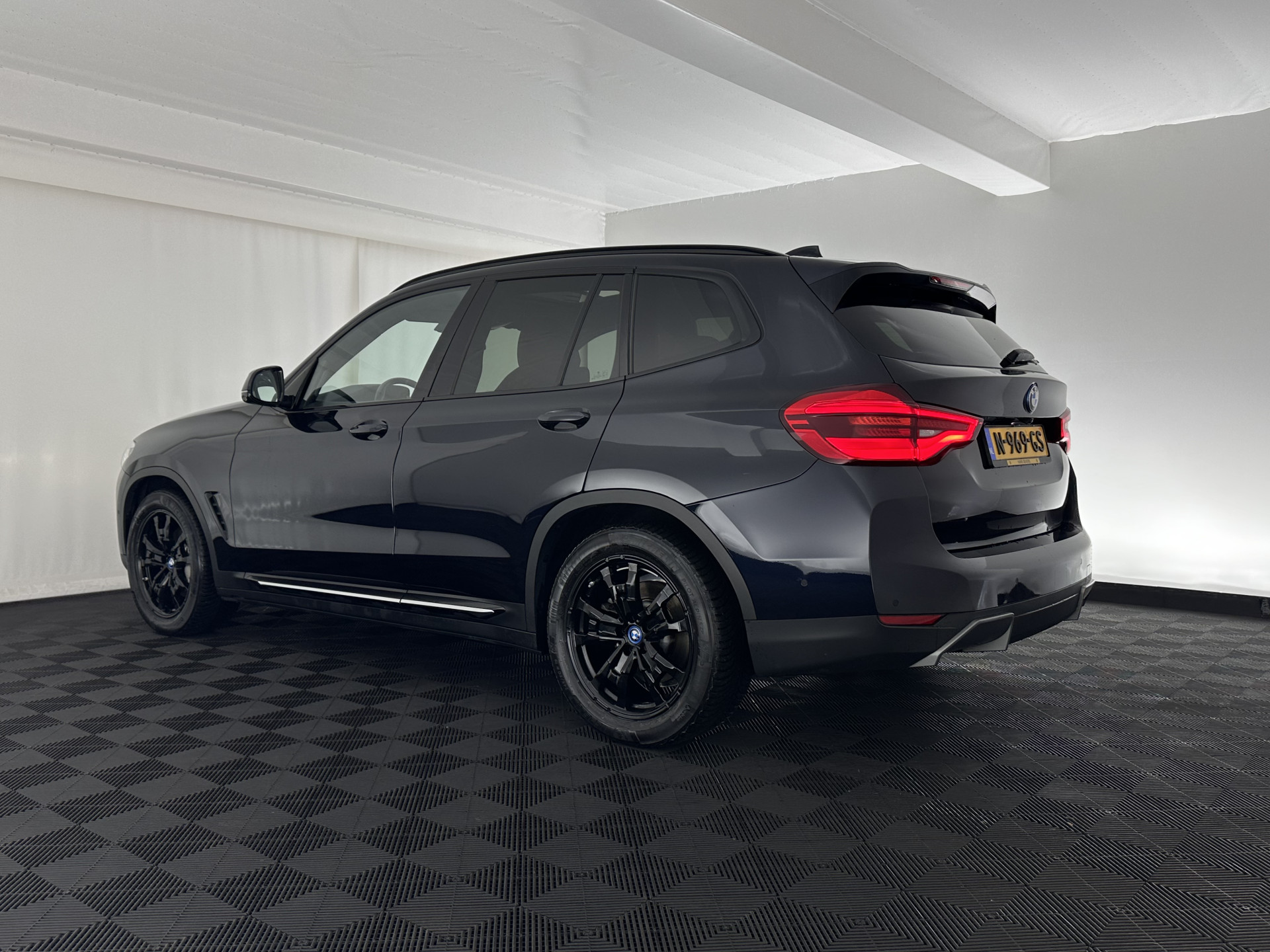 BMW iX3 High Executive 80 kWh [ 3-Fase-11kW ] {SOH-96%} (INCL-BTW) Aut. *PANO | LEATHER | HARMAN/KARDON | FULL-LED | BLINDSPOT | MEMORY-PACK | DIGI-COCKPIT | HEATED-SPORTSEATS | KEYLESS | TOPVIEW | DAB+ | NAVI-FULLMAP | HEAD-UP | PRIVACY-GLASS |