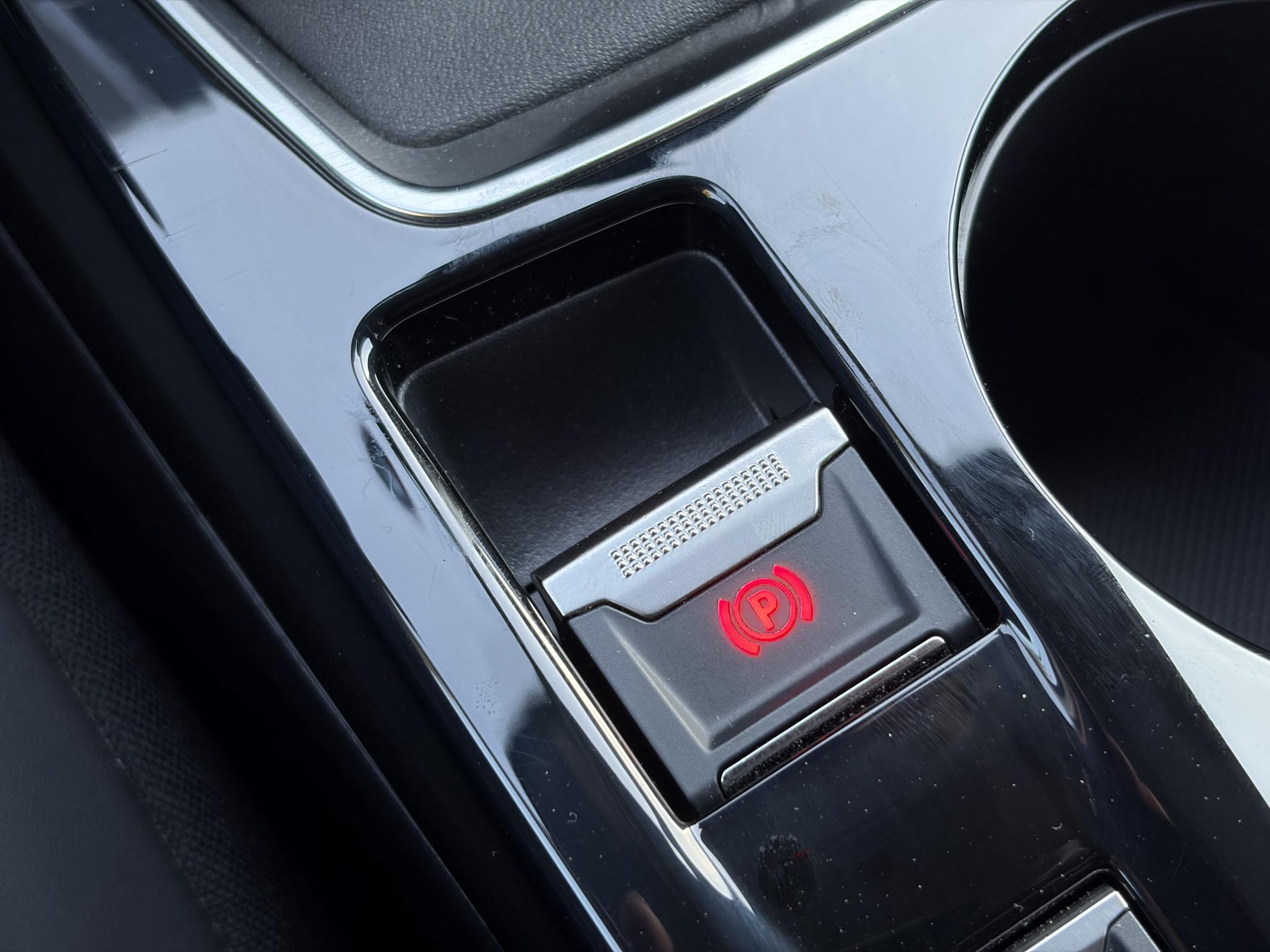 Peugeot 208 1.2 PureTech Allure ✓D-riem vv in 10-2025✓1e Eigenaar✓360° Camera✓Carplay✓Navi✓101pk✓LED✓Clima✓Cruise✓6 Bak✓Pdc✓Lm velgen✓Halfleder✓Recent beurt gehad✓N.A.P✓Apk tot 08-2028