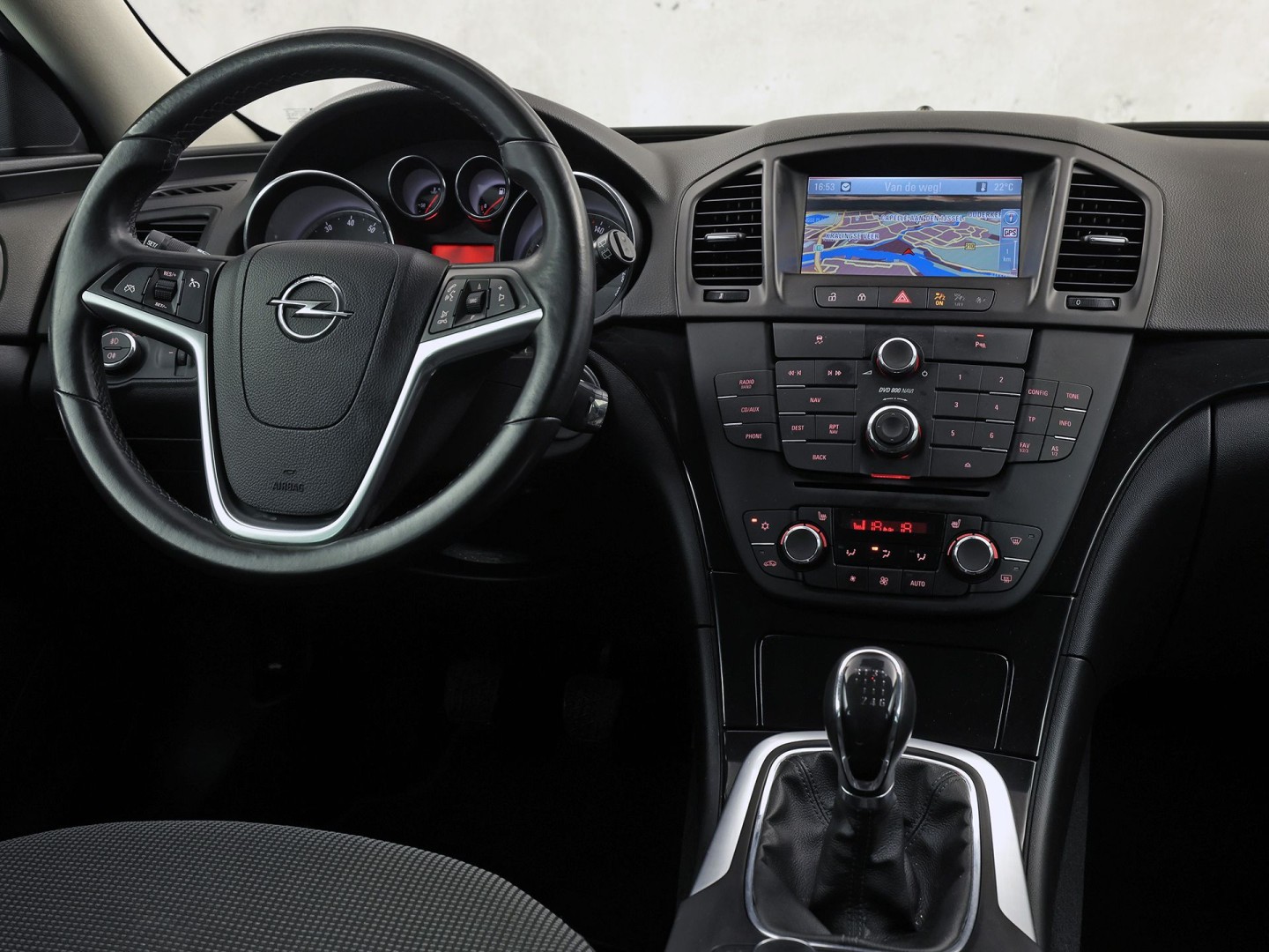 Opel Insignia 1.6 T Innovation Sport 179Pk (NAVIGATIE, CLIMATE, STOELVERWARMING, GETINT GLAS, SPORTSTOELEN, TREKHAAK, CRUISE, NIEUWSTAAT)