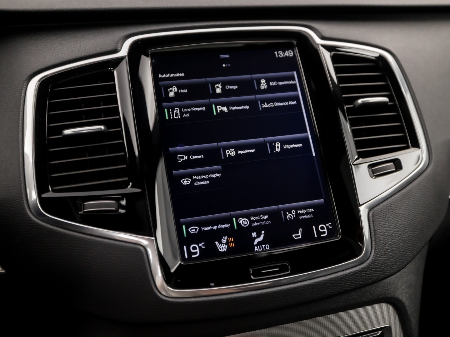 Volvo XC90 2.0 T8 Twin Engine AWD R-Design 7 Persoons 408Pk Automaat (PANORAMADAK, 1e EIGENAAR, LUCHTVERING, APPLE CARPLAY, BOWERS&WILKINS, HEAD-UP DISPLAY, STUUR/STOELVERWARMING, CAMERA, ELEK ACHTERKLEP, NIEUWSTAAT)