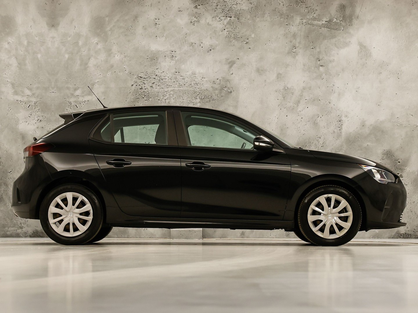 Opel Corsa 1.2 Sport (APPLE CARPLAY, LEDER STUURWIEL, SPORTSTOELEN, ELEK PAKKET, LANE ASSIST, NIEUWSTAAT)