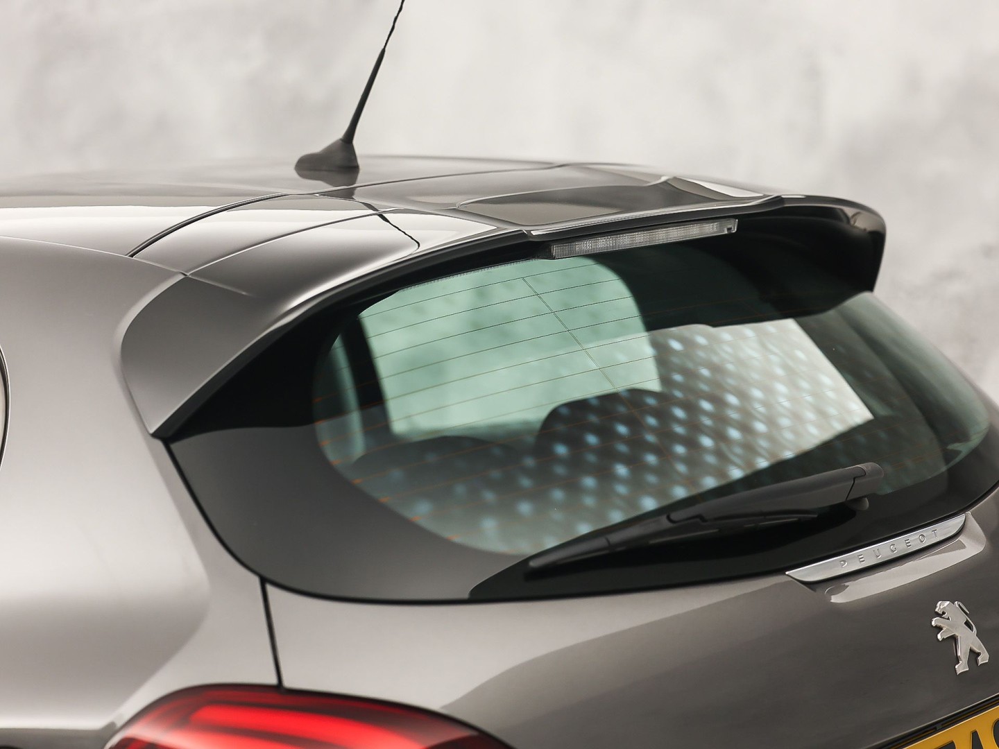 Peugeot 208 1.2 PureTech Sport (NAVIGATIE, CRUISE, BLUETOOTH, SPORTSTOELEN, ELEK PAKKET, NIEUWSTAAT)