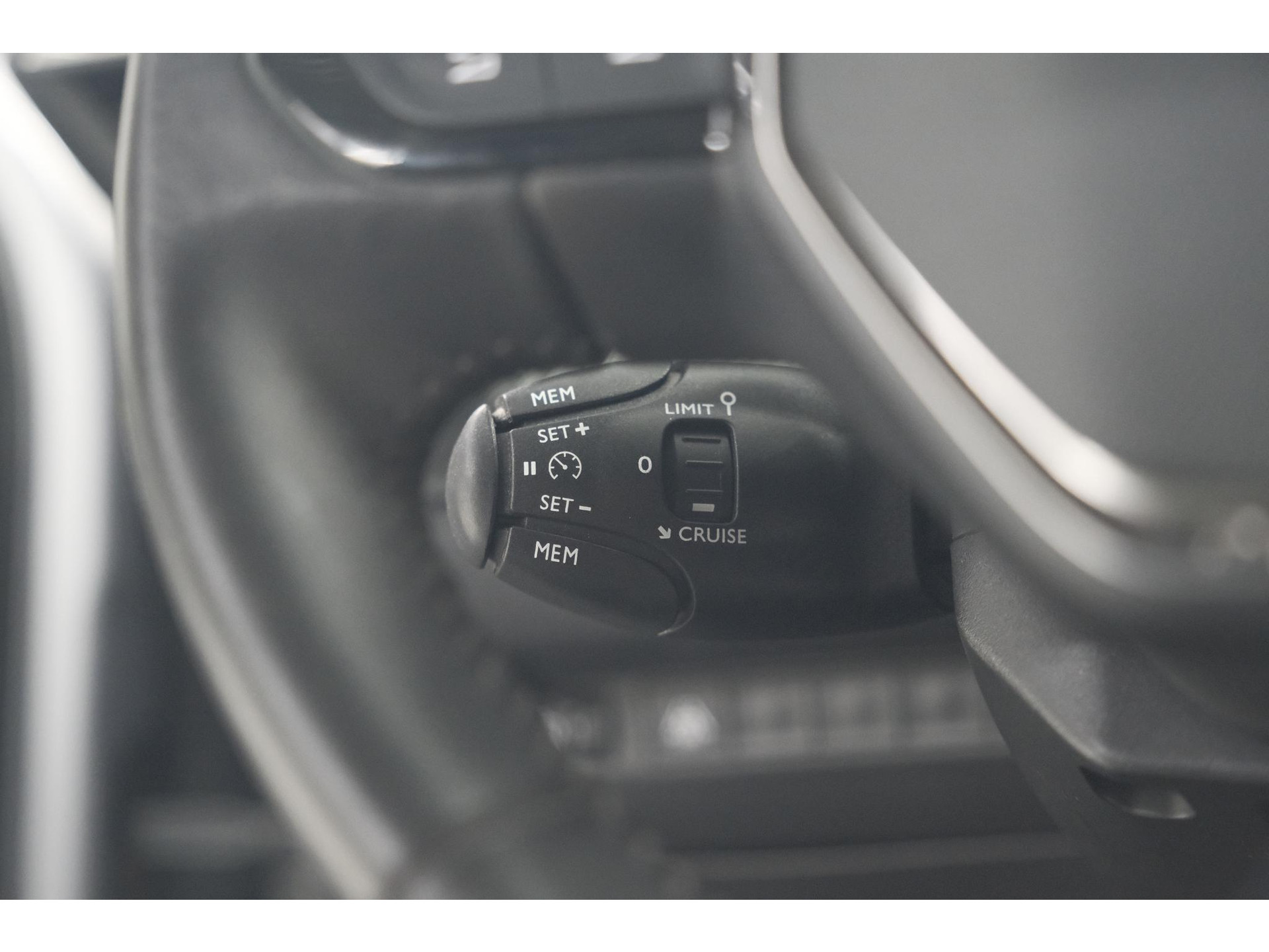 Peugeot e-2008 EV Allure Pack 50 kWh | 3 Fase Laadfunctie | Camera | Navigatie | Parkeersensoren | Apple Carplay