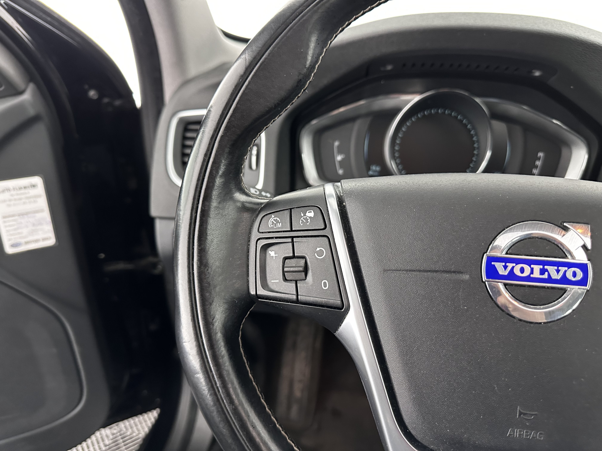 Volvo V60 2.4 D6 AWD Hybrid Summum ( Plug-In) Aut. *PANO | BI-XENON | LEATHER | PREMIUM-SOUND-AUDIO | NAVI-FULLMAP | MEMORY-PACK | ADAPTIVE-CRUISE | CAMERA | HEATED-SPORTSEATS | TOWBAR | BLINDSPOT | 18"ALU*