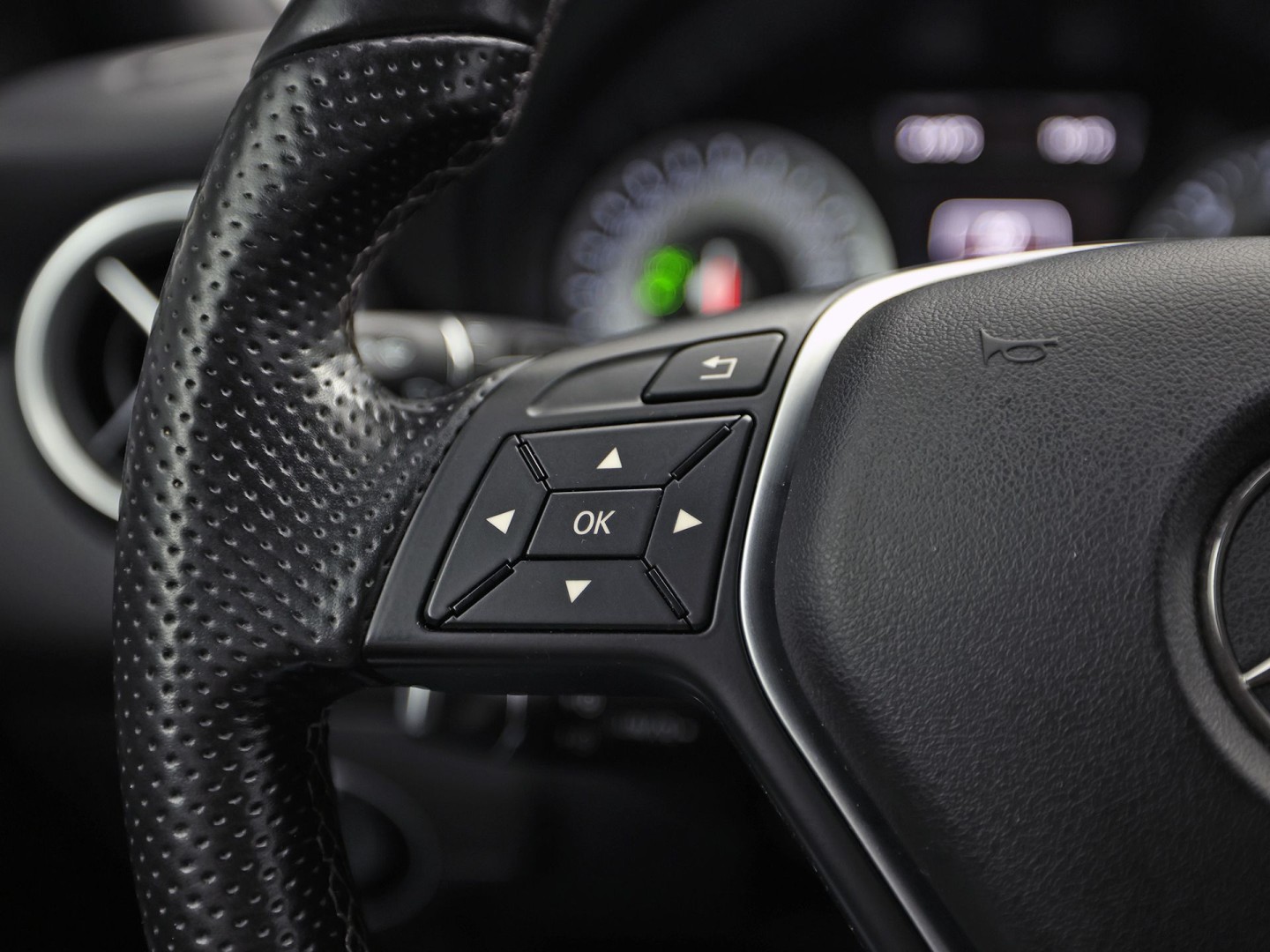 Mercedes-Benz A-Klasse 180 AMG Sport Automaat (NAVIGATIE, LEDER, STOELVERWARMING, SPORTSTOELEN, ZWART HEMEL, PARKEERSENSOREN, TREKHAAK, CRUISE, NIEUWSTAAT)