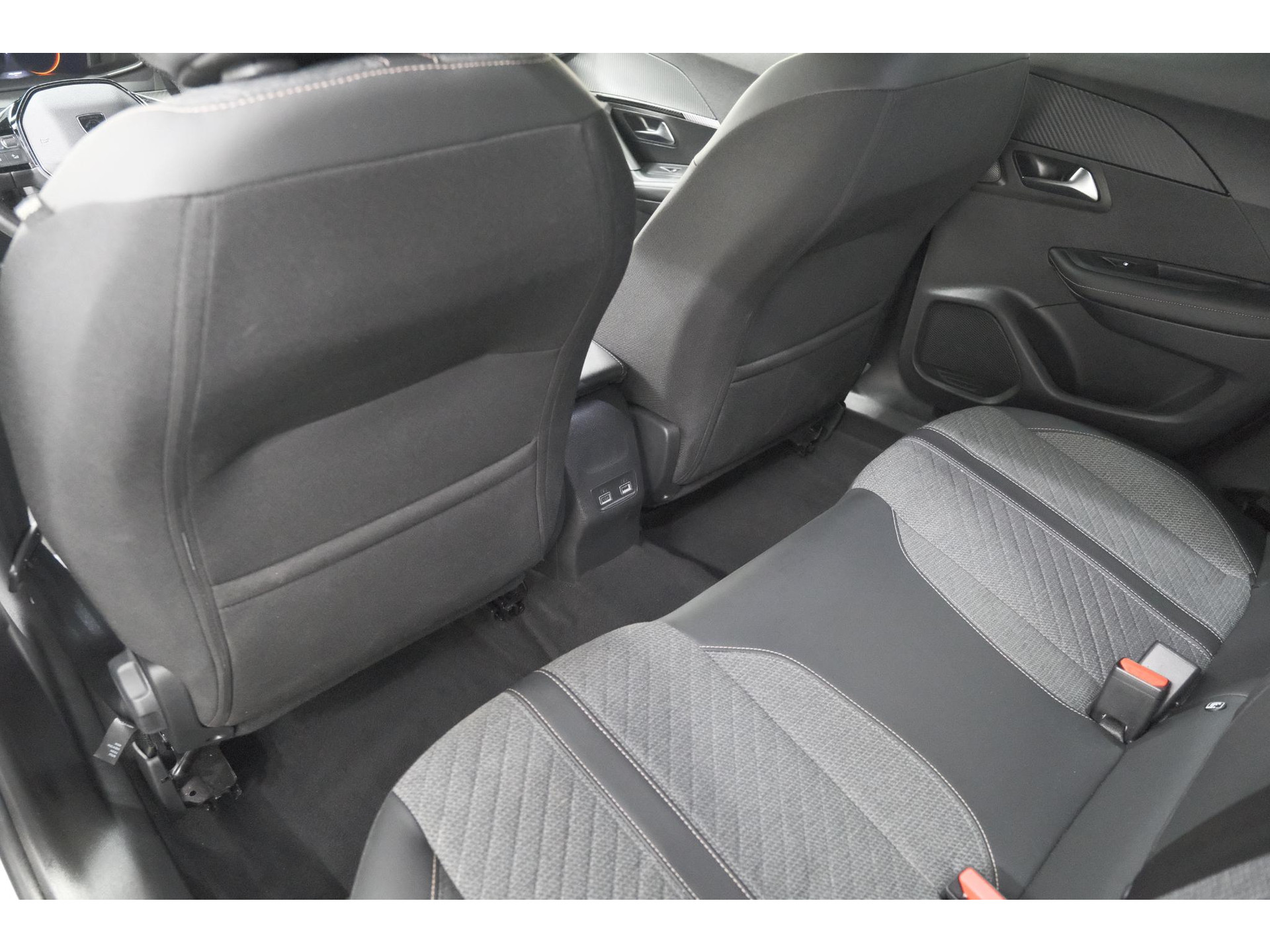 Peugeot e-2008 EV Allure 54 kWh | 97,9% SOH | 11 KW Lader | Apple Carplay | Parkeersensoren