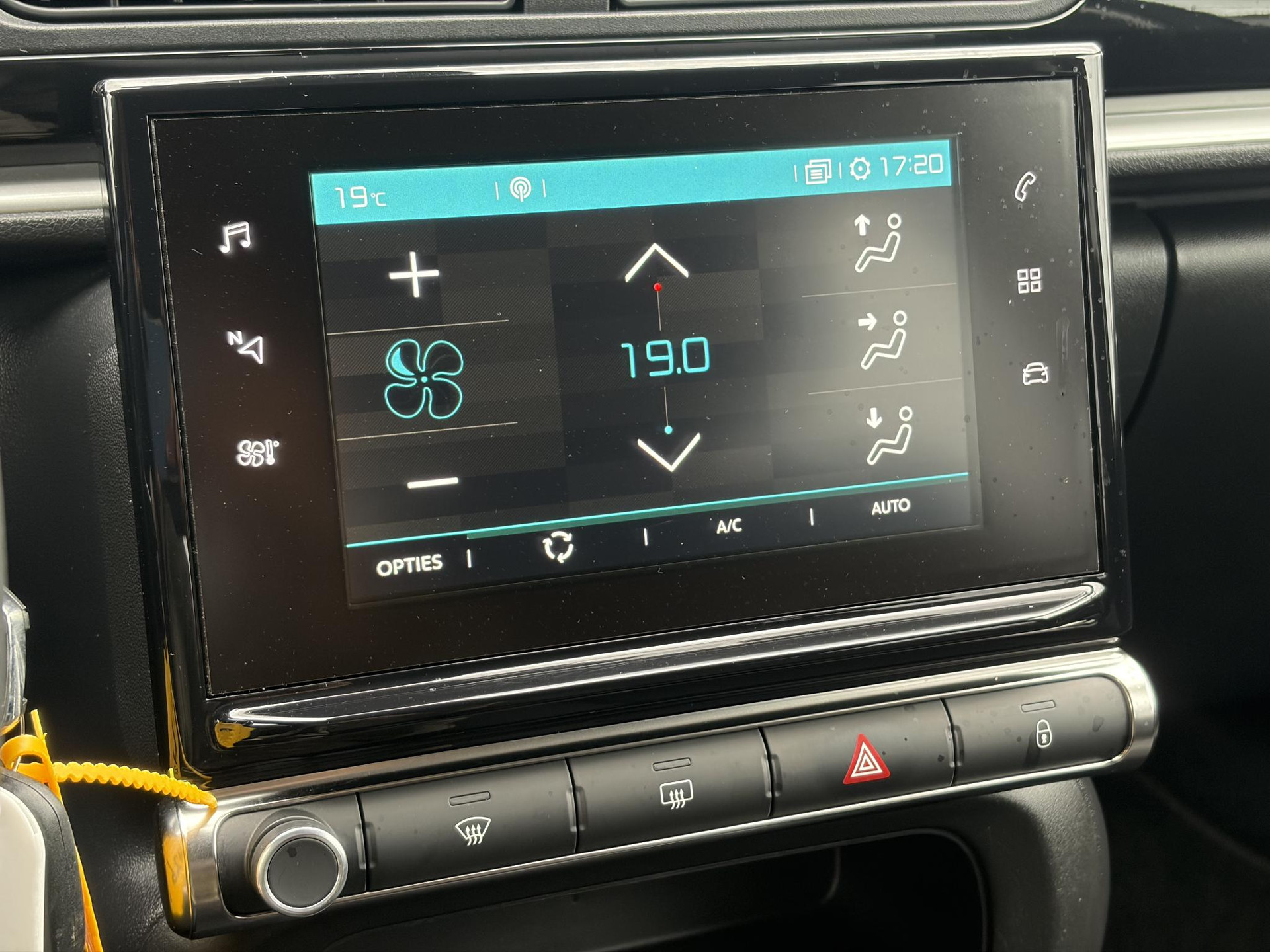 Citroen C3 1.2 PureTech S&S Shine D-riem vv in 02-2025 l 1e Eigenaar l Dealer Onderhouden l 110pk l Navi l Camera l Carplay l Clima l Cruise l Lm velgen l 6 Bak l Rijstrooksensor l Pdc l N.A.P l Apk tot 03-2027
