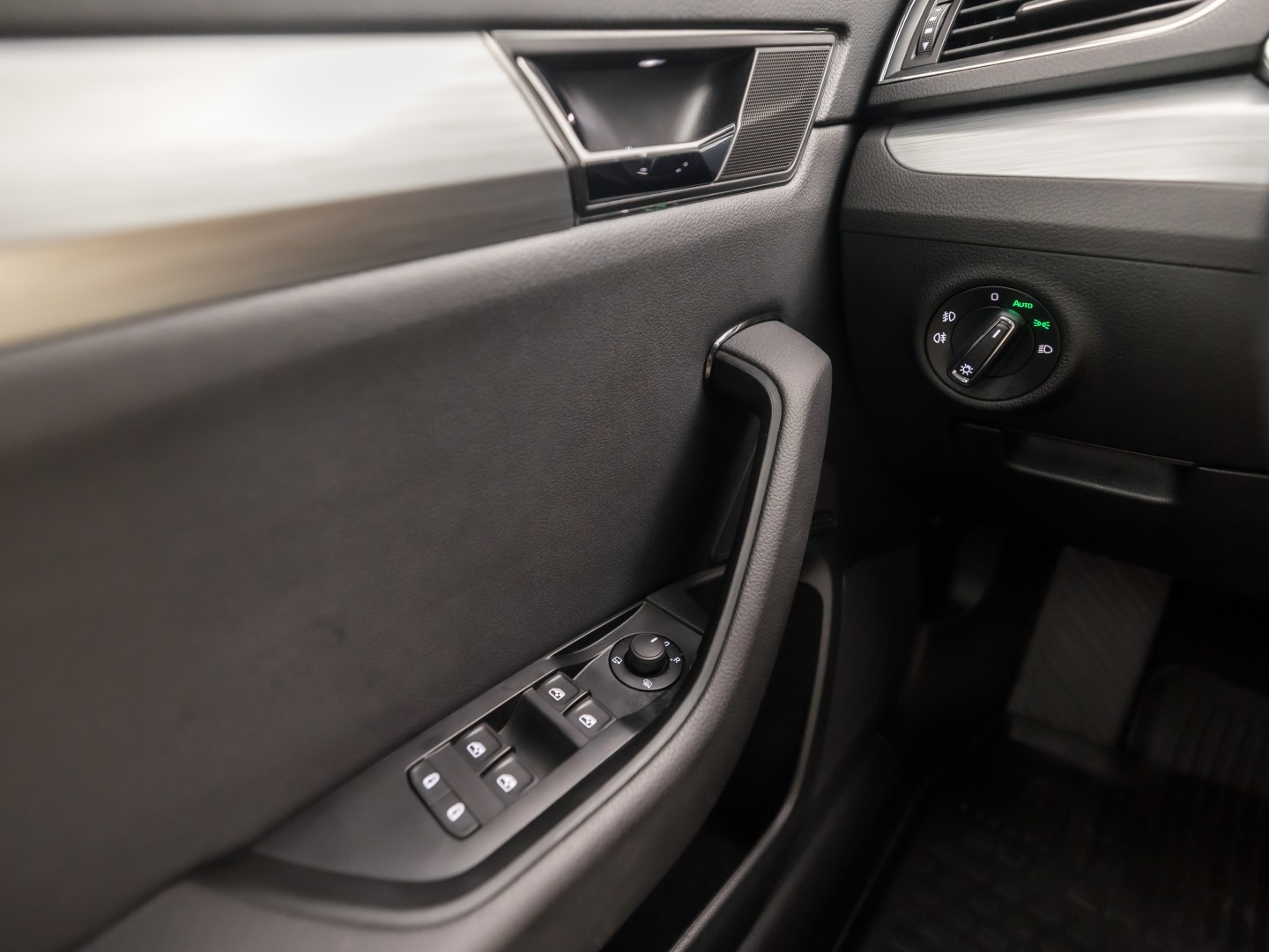 Škoda Superb Combi 1.4 TSI iV Sport 218Pk Automaat (VIRTUAL COCKPIT, APPLE CARPLAY, GROOT NAVI, MEMORY SEAT, LEDER/ALCANTARA, CAMERA, STOELVERWARMING, ADAPTIVE CRUISE, ELEK ACHTERKLEP, NIEUWSTAAT)