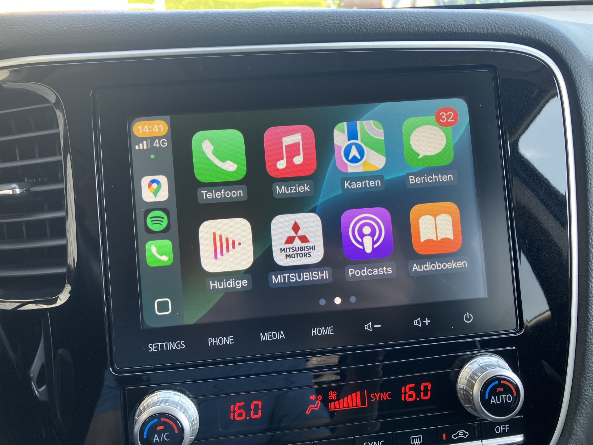Mitsubishi Outlander 2.4 PHEV Intense+ 4WD 225 pk AUT. | 1e eigenaar | navigatie | trekhaak | elektr. v. stoel | carplay | alcantara