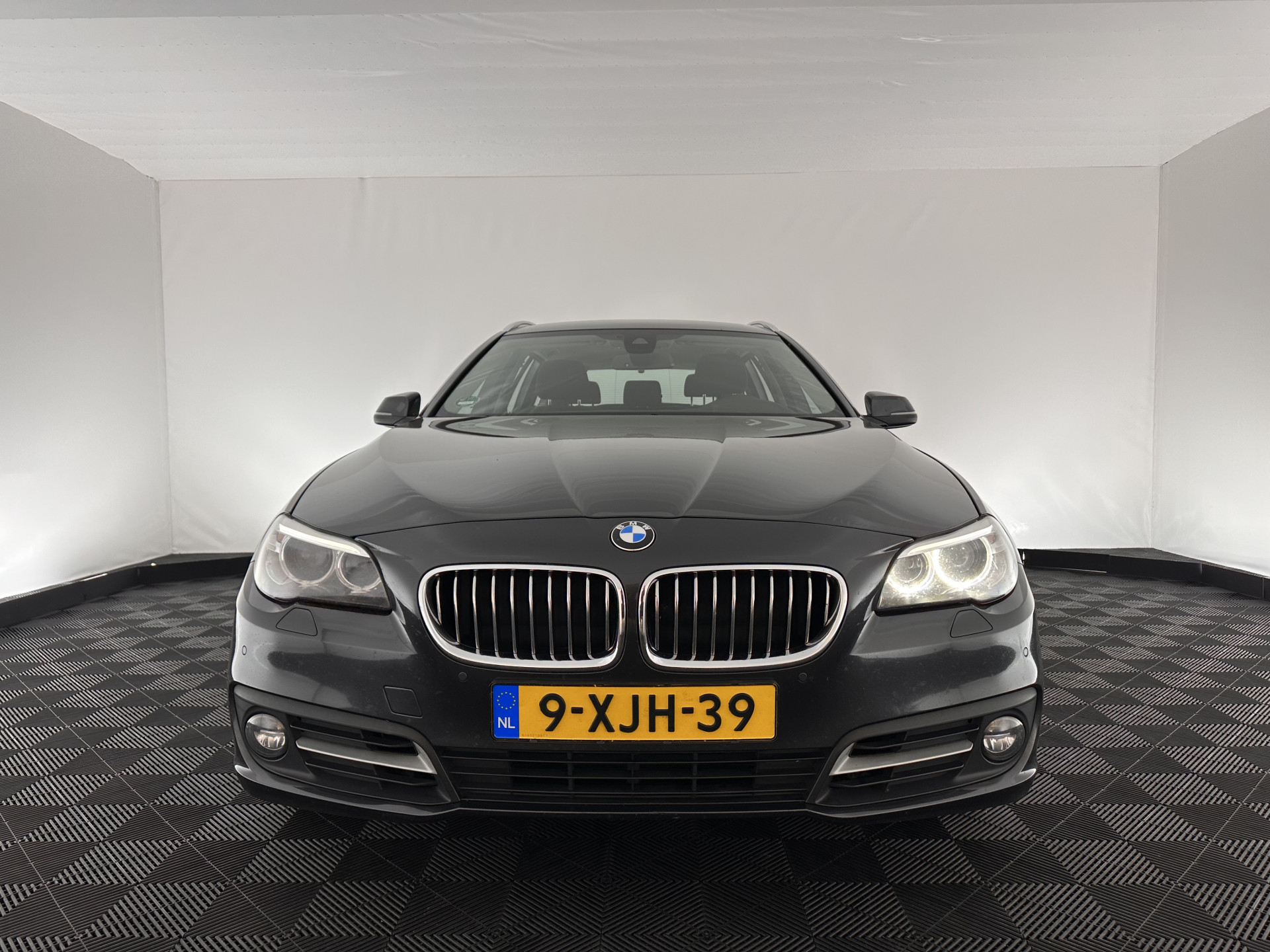 BMW 5-serie Touring 518d Executive Aut. *NAVI-FULLMAP | BI-XENON | CARPLAY |  LANE-ASSIST | TOWBAR | ECC | PDC | CRUISE | COMFORT-SEATS | AMBIENT-LIGHT | 17''ALU*