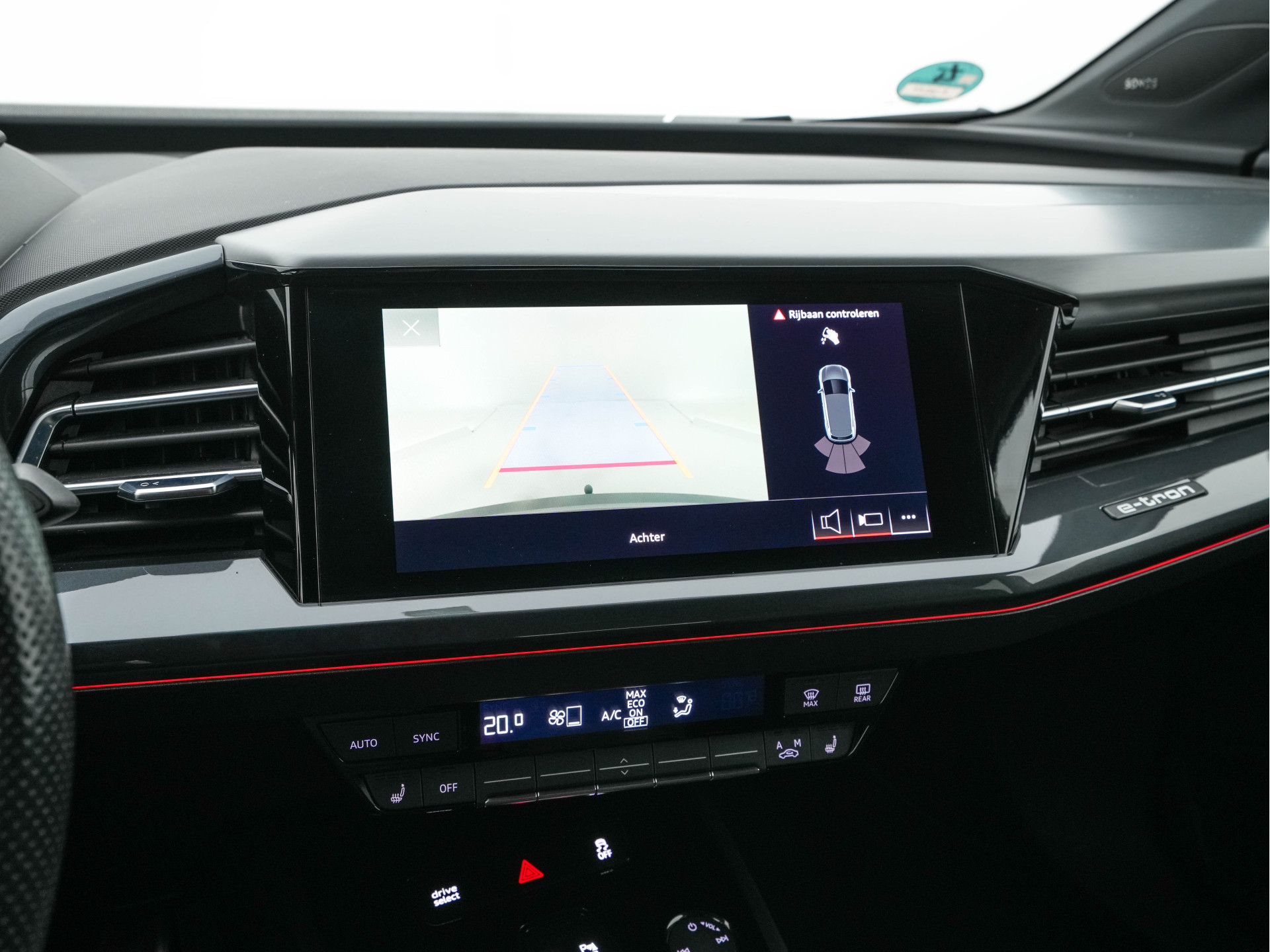 Audi Q4 e-tron 40 S-line Launch edition Competition 77 kWh [ 3-Fase-11kW ] {SOH-93%} (INCL-BTW) *HEATPUMP | LEATHER-FABRIC | SONOS-AUDIO | MATRIX-LED | ADAPTIVE-CRUISE | HEATED-SPORTSEATS | AMBIENTLIGHT | DIGI-COCKPIT | CAMERA | KEYLESS | DAB+ | NAVI-FULL