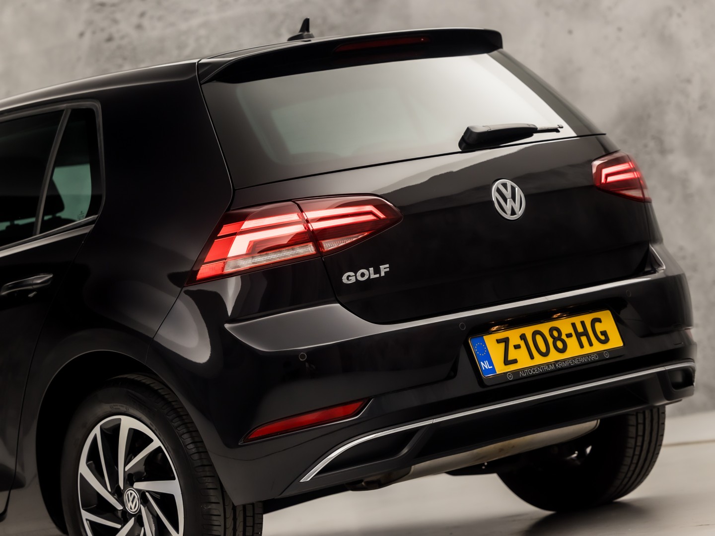 Volkswagen Golf 1.0 TSI Sportline (APPLE CARPLAY, GROOT NAVI, CLIMATE, STOELVERWARMING, SPORTSTOELEN, LM VELGEN, GETINT GLAS, PARKEERSENSOREN, NIEUWSTAAT)