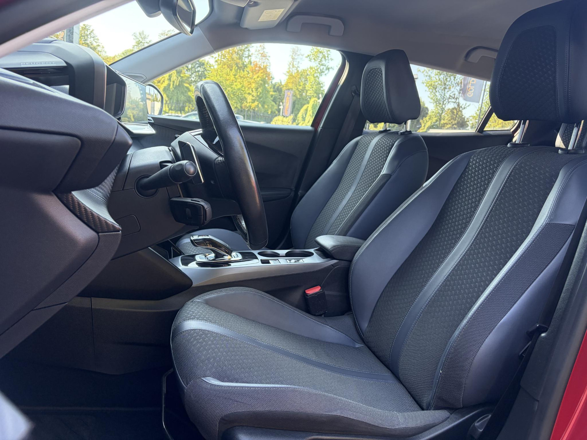 Peugeot 2008 1.2 PureTech Allure ✓Recent beurt gehad✓D-riem vv in 06-2025✓360° Camera✓Draadloze telefoonlader✓Carplay✓Keyless✓Automaat✓Trekhaak✓Halfleder✓Navi✓Clima✓Cruise✓131pk✓Lm velgen✓2e Eigenaar✓Pdc V+A✓Rijstrooksensor✓N.A.P✓Apk tot 04-2028