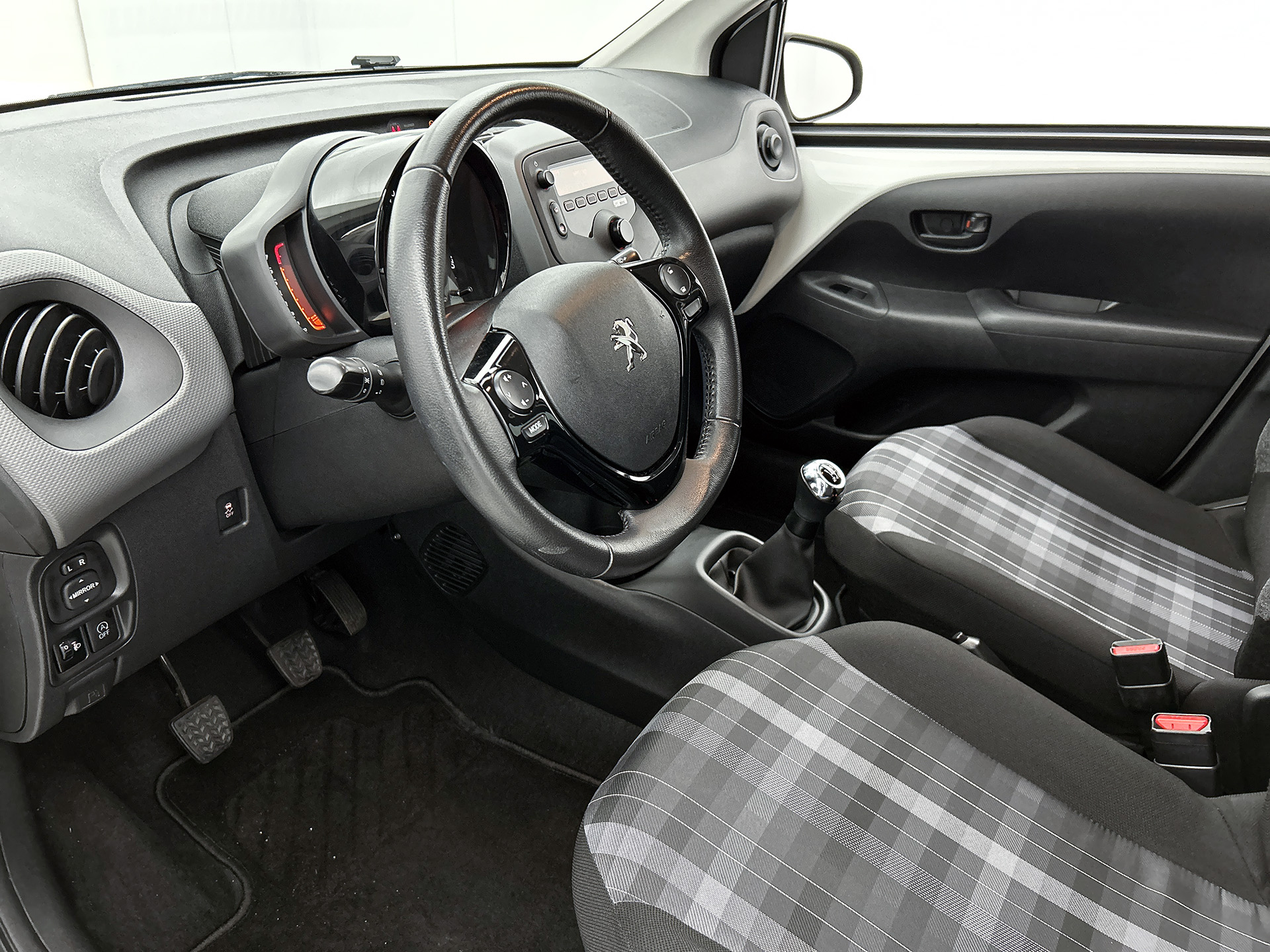 Peugeot 108 1.0 e-VTi Active | LM VELGEN | DEALER ONDERHOUDEN | ELEKTR. SPIEGELS + RAMEN | AIRCO | BLUETOOTH