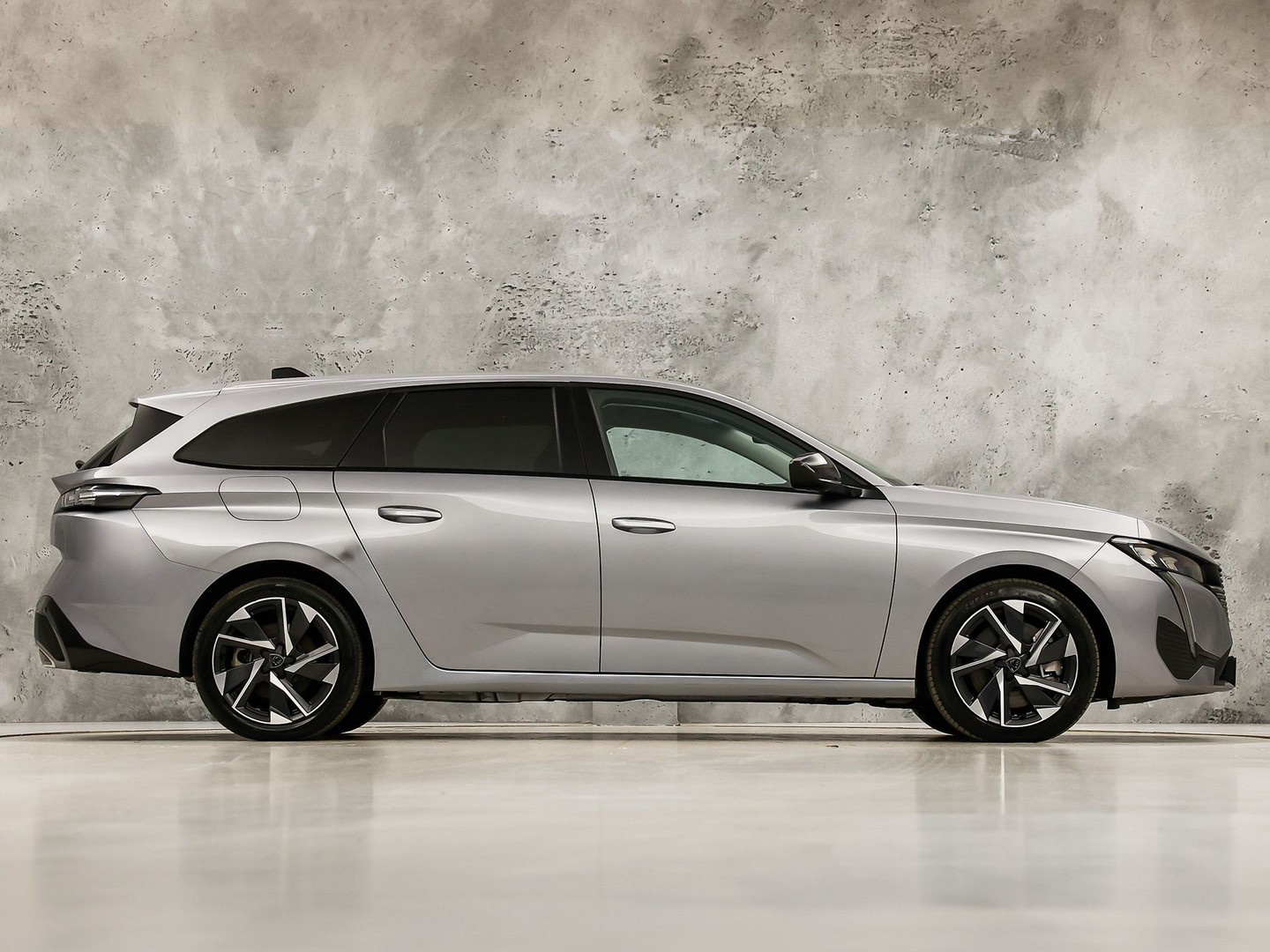 Peugeot 308 SW 1.6 Plug-in Hybrid 180 Allure 180Pk Automaat (APPLE CARPLAY, GROOT NAVI, 360 CAMERA, LEDER, SPORTSTOELEN, GETINT GLAS, ADAPTIVE CRUISE, KEYLESS, NIEUWSTAAT)