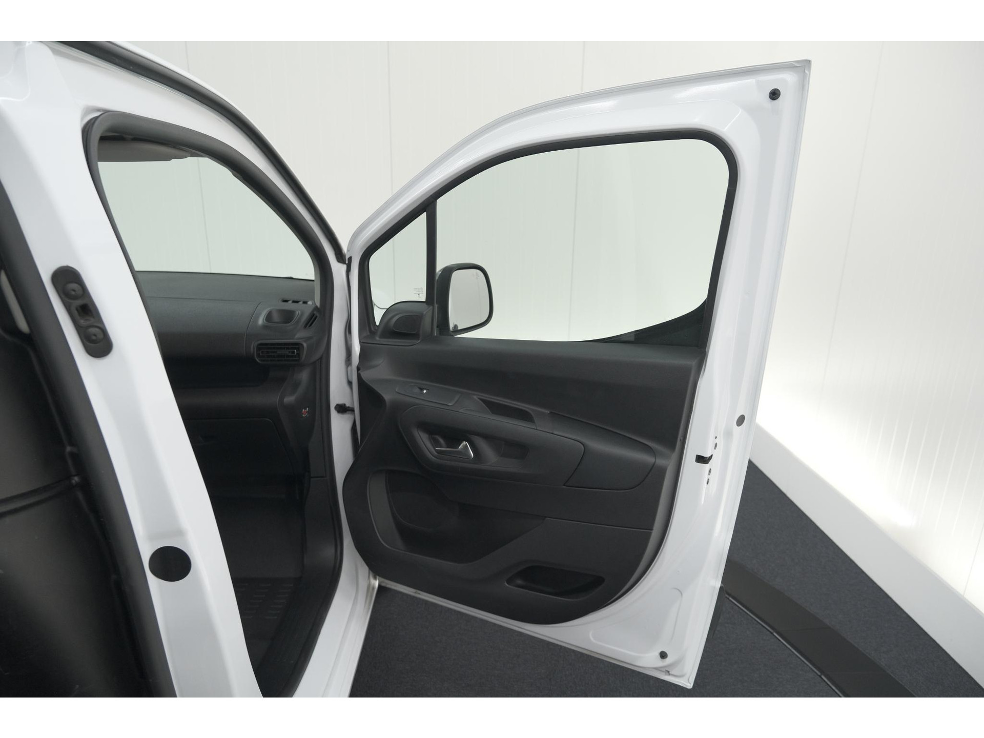 Peugeot Partner 1.5 BlueHDi 130 EAT8 S&S L1 | Trekhaak | Laadruimte-Pakket | Camera | Dodehoekdetectie