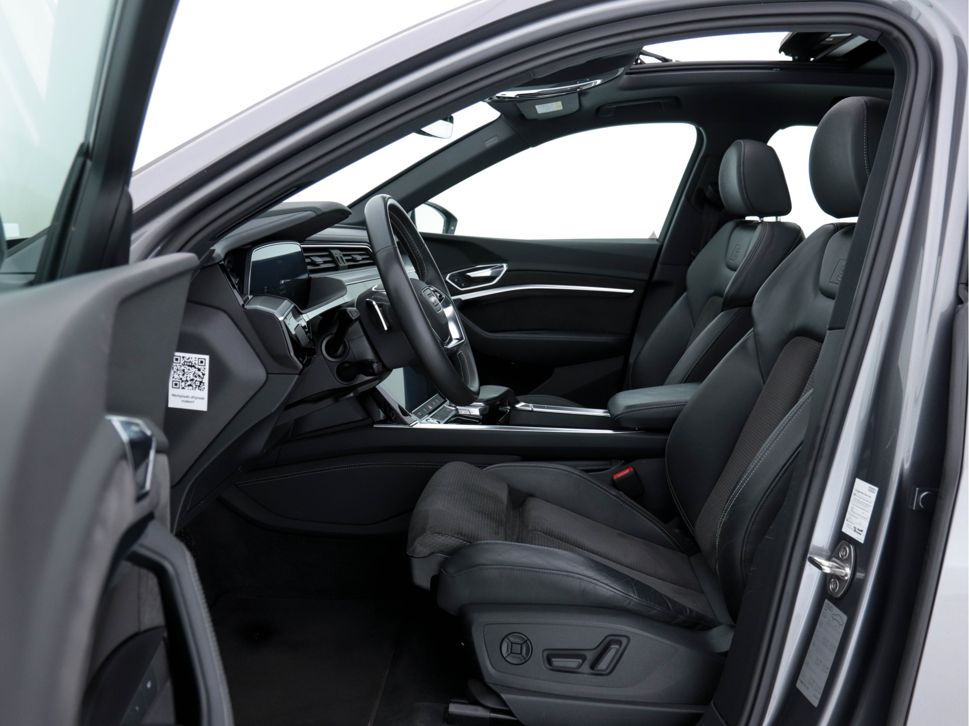 Audi e-tron 55 Quattro S-line 95 kWh [ 3-Fase ] (INCL-BTW) *PANO | FULL-LED | NAVI-FULLMAP | KEYLESS | LEATHER-ALCANTARA | AIR-SUSPENSION | CRUISE | DIGI-COCKPIT | MEMORY-PACK | SHIFT-PADDLES | HEATED-SPORTSEATS | 20"ALU*