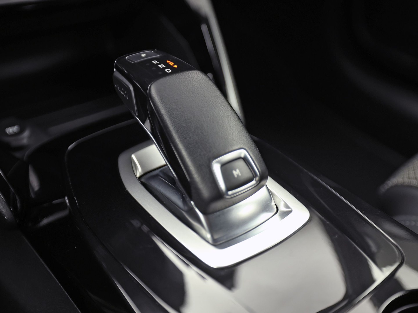 Peugeot 208 1.2 PureTech GT-Line Automaat (VIRTUAL COCKPIT, APPLE CARPLAY, GROOT NAVI, LEDER, 360 CAMERA, SPORTSTOELEN, GETINT GLAS, LM VELGEN, LANE ASSIST, NIEUWSTAAT)