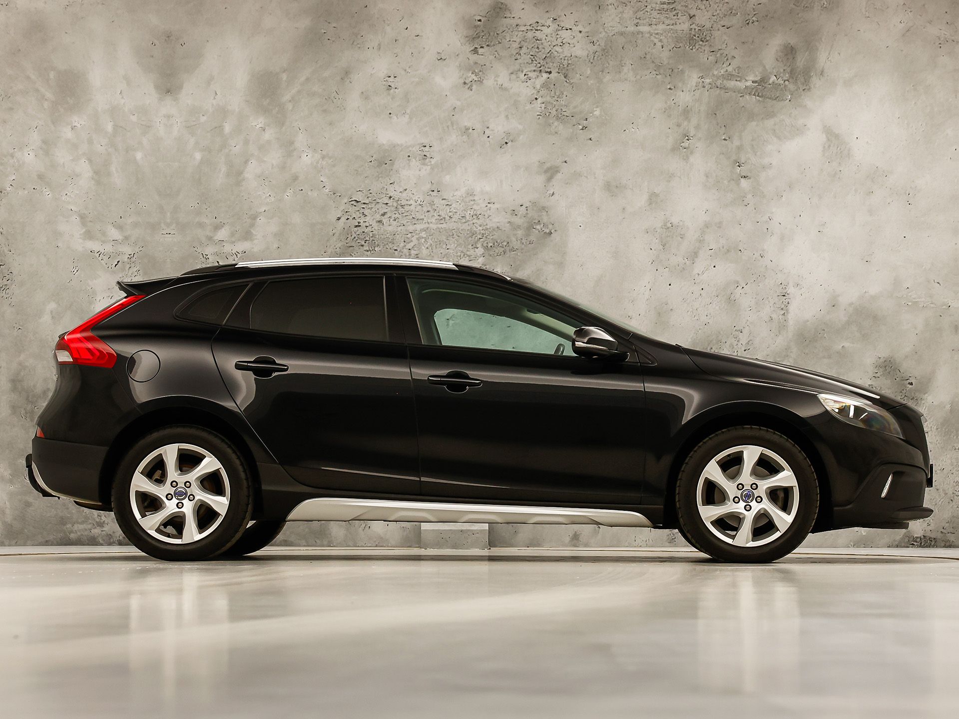 Volvo V40 Cross Country 1.6 T4 Sport 179Pk (NAVIGATIE, CLIMATE, GETINT GLAS, TREKHAAK, SPORTSTOELEN, PARKEERSENSOREN, CRUISE, NIEUWSTAAT)