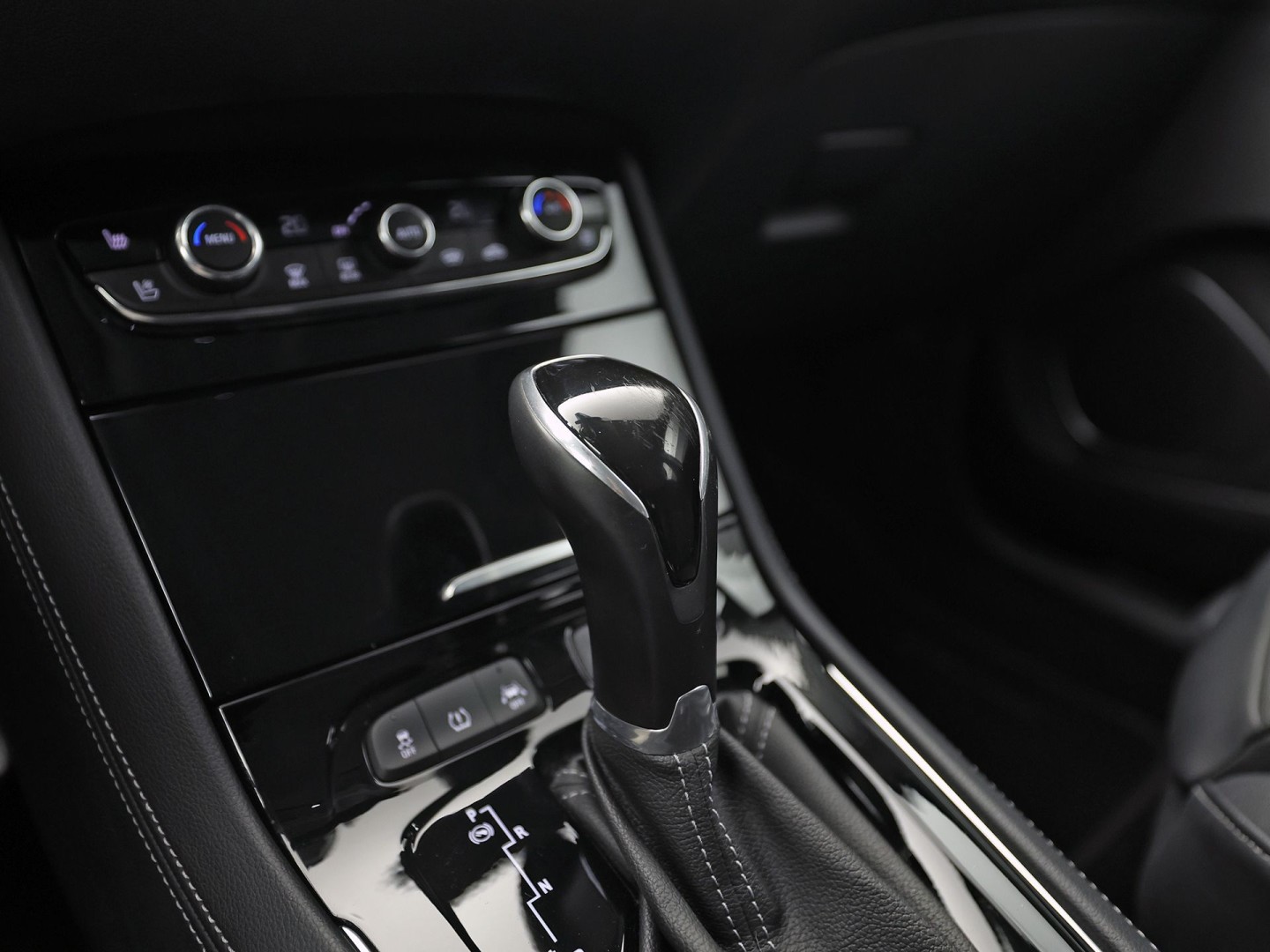 Opel Grandland X 1.2 Turbo Ultimate Sport Automaat (APPLE CARPLAY, MEMORY SEAT, STOELVERWARMING/KOELING, 360 CAMERA, STUURWIEL VERWARMD, KEYLESS, GETINT GLAS, NIEUWSTAAT)