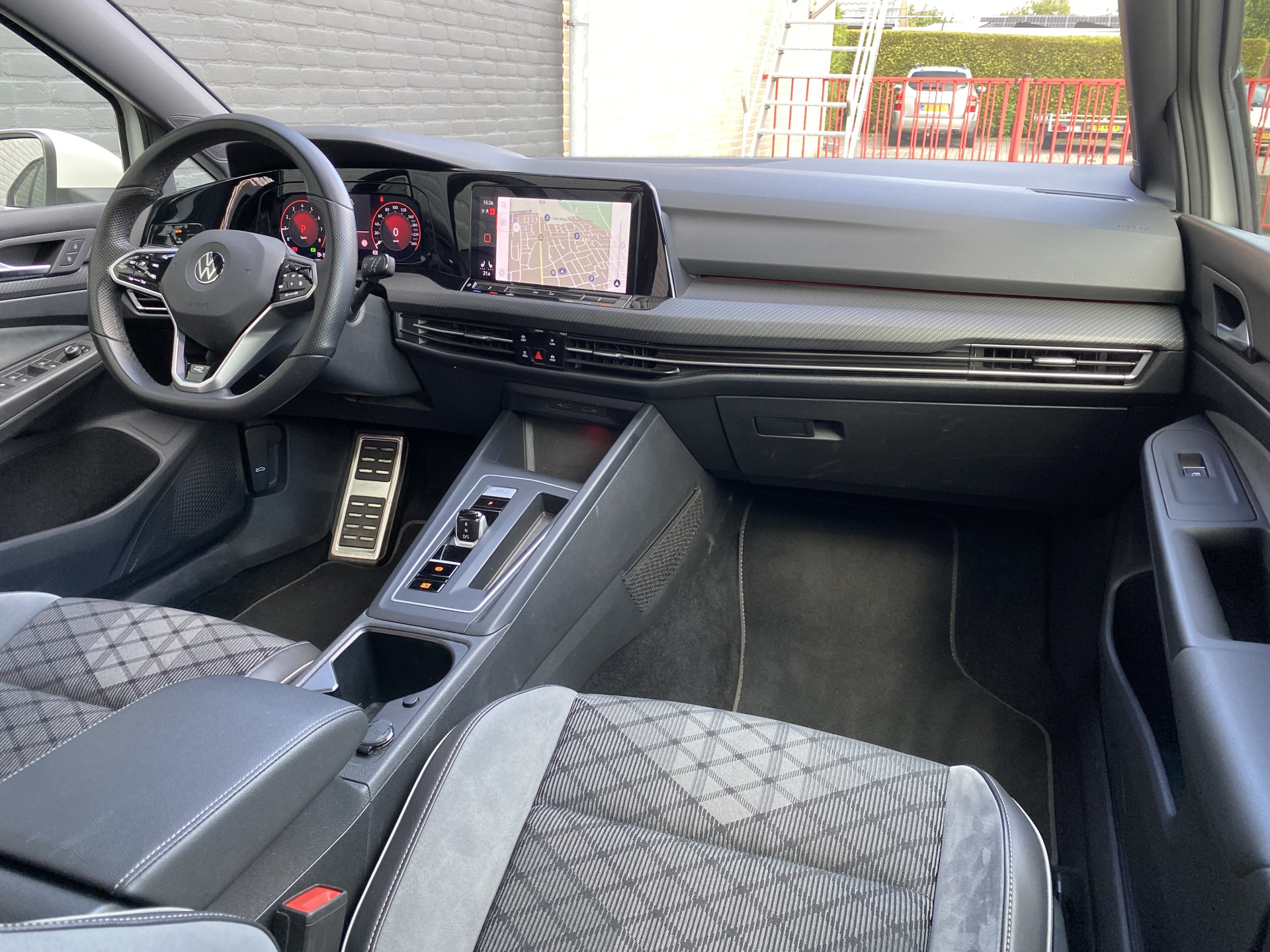 Volkswagen Golf 1.5 eTSI R-Line AUT. | dealer onderh. | panoramadak | stoel-/stuurverw. | keyless | trekhaak | carplay