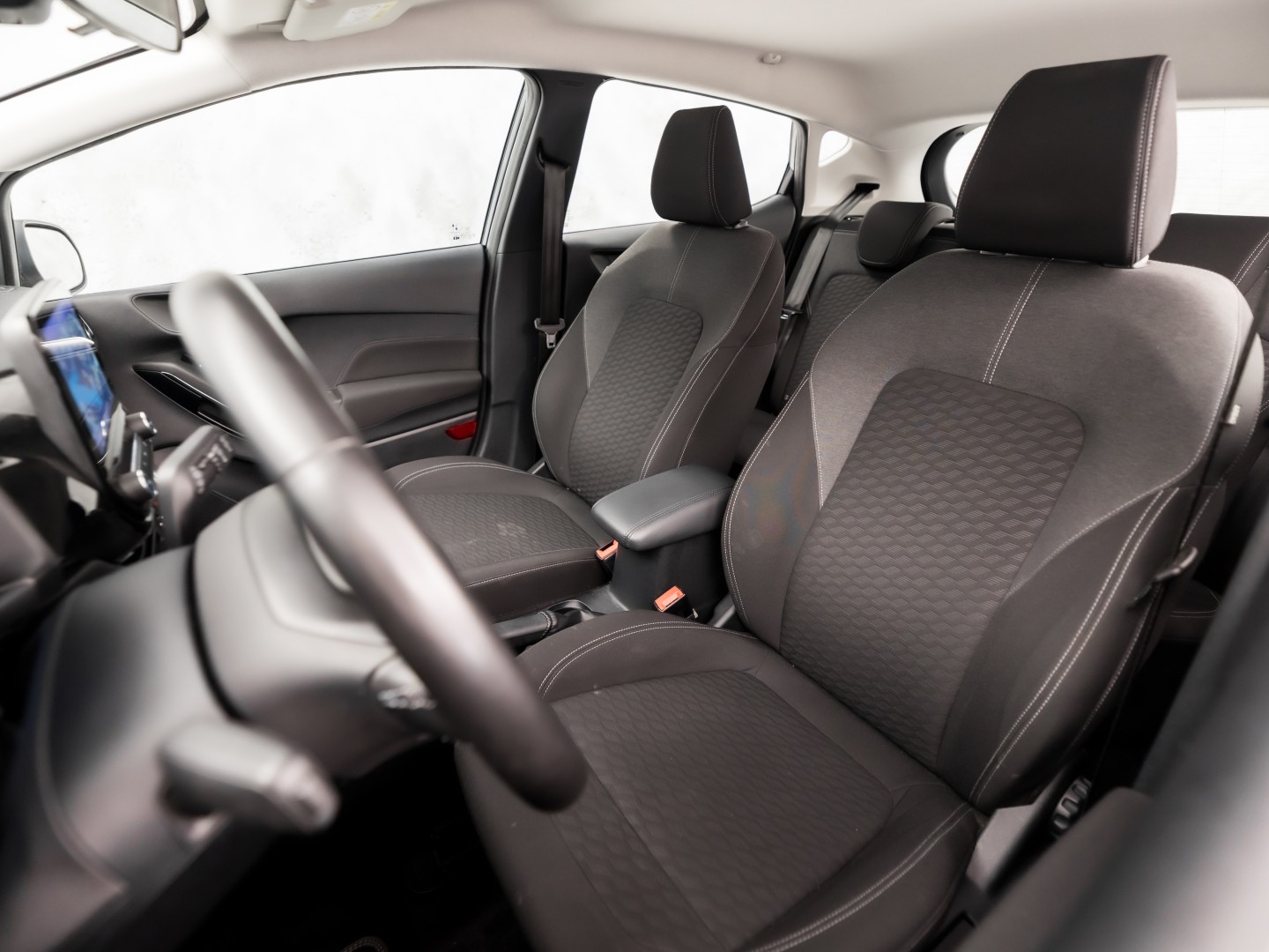 Ford Fiesta 1.0 EcoBoost Hybrid Titanium Sport (APPLE CARPLAY, GROOT NAVI, CLIMATE, GETINT GLAS, PARKEERSENSOREN, SPORTSTOELEN, LM VELGEN, CRUISE, NIEUWSTAAT)