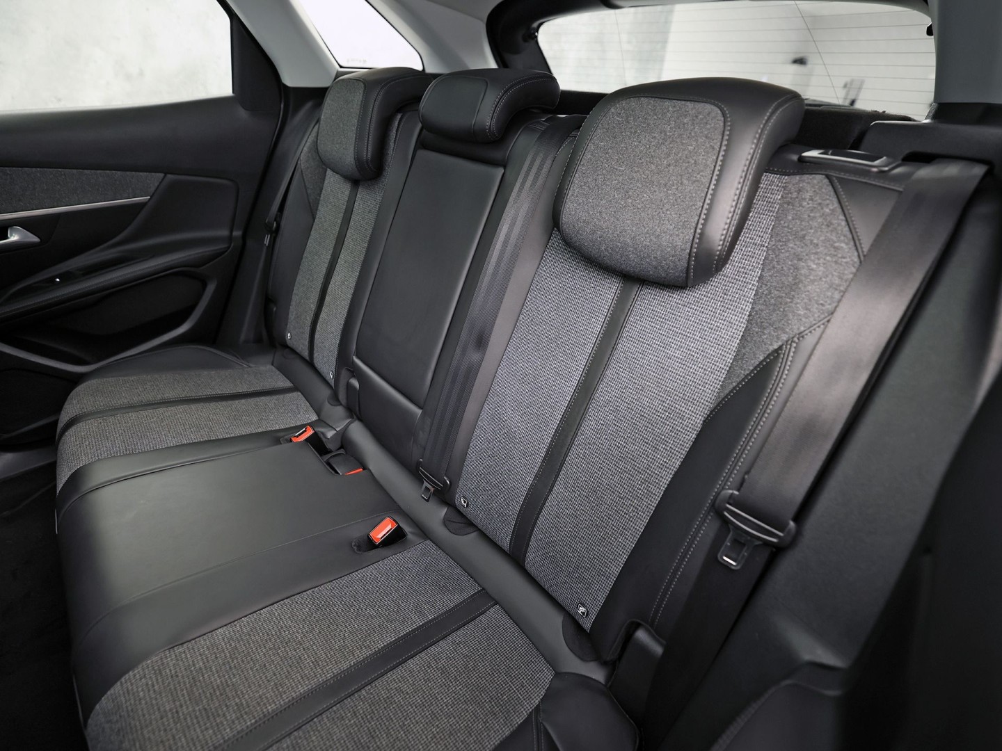 Peugeot 3008 1.2 PureTech Sport Automaat (PANORAMADAK, APPLE CARPLAY, GROOT NAVI, 360 CAMERA, LEDER, STOELVERWARMING, SPORTSTOELEN, GETINT GLAS, KEYLESS, DRIVE SELECT, NIEUWSTAAT)