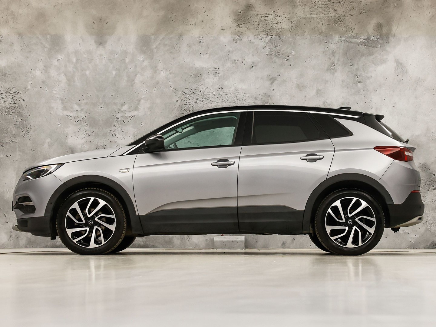 Opel Grandland X 1.2 Turbo Ultimate Sport Automaat (APPLE CARPLAY, MEMORY SEAT, STOELVERWARMING/KOELING, 360 CAMERA, STUURWIEL VERWARMD, KEYLESS, GETINT GLAS, NIEUWSTAAT)