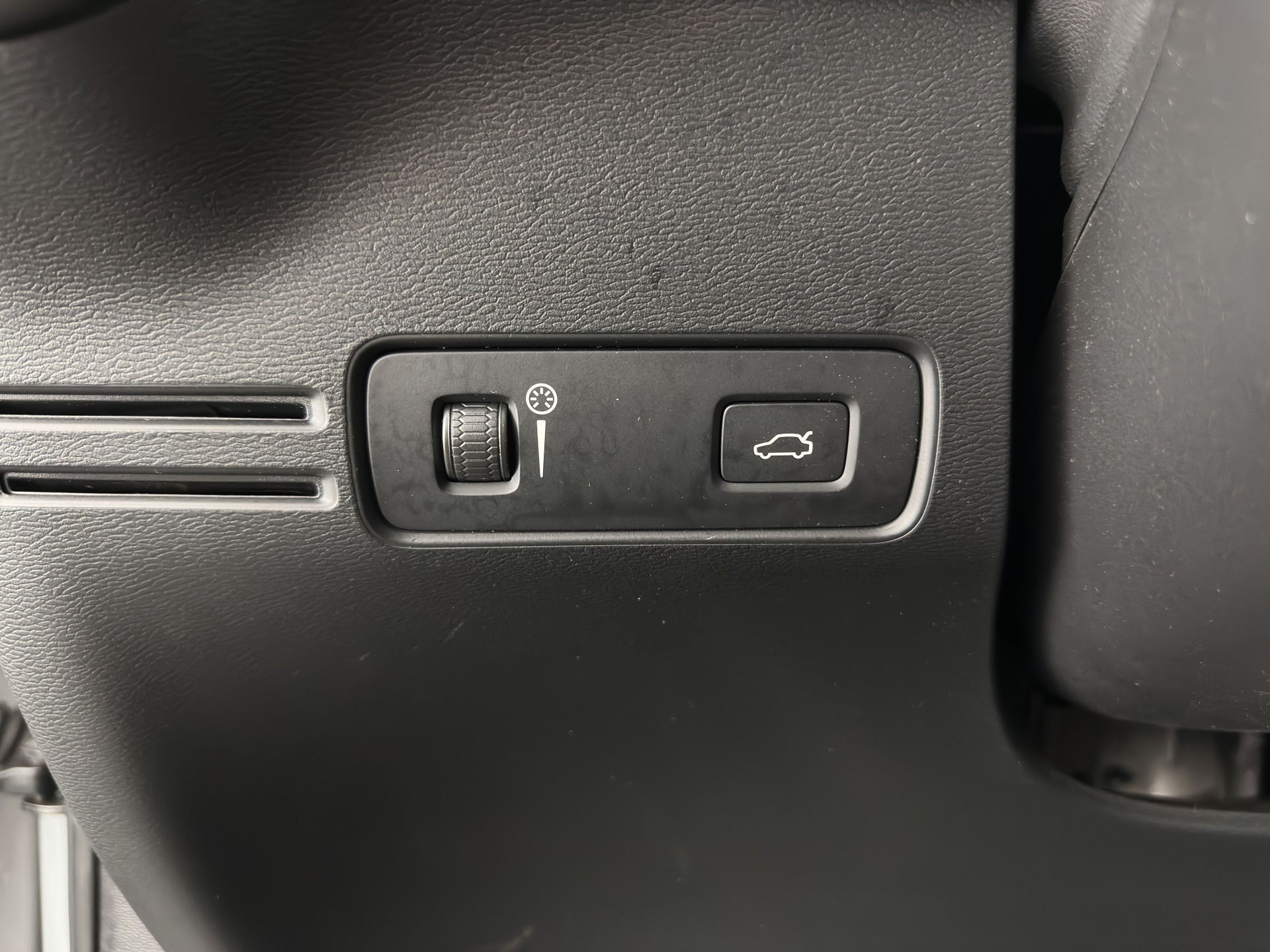 Volvo XC40 Recharge P8 AWD R-Design [ 3-Fase ] {SOH-89%} (INCL-BTW) *PANO | LEATHER-MICROFIBRE | DIGI-COCKPIT | FULL-LED | NAVI-FULLMAP | ECC | CARPLAY | PDC | KEYLESS | HEATED-SPORTSEATS | BLIS | PRIVACY-GLASS | 20"ALU*