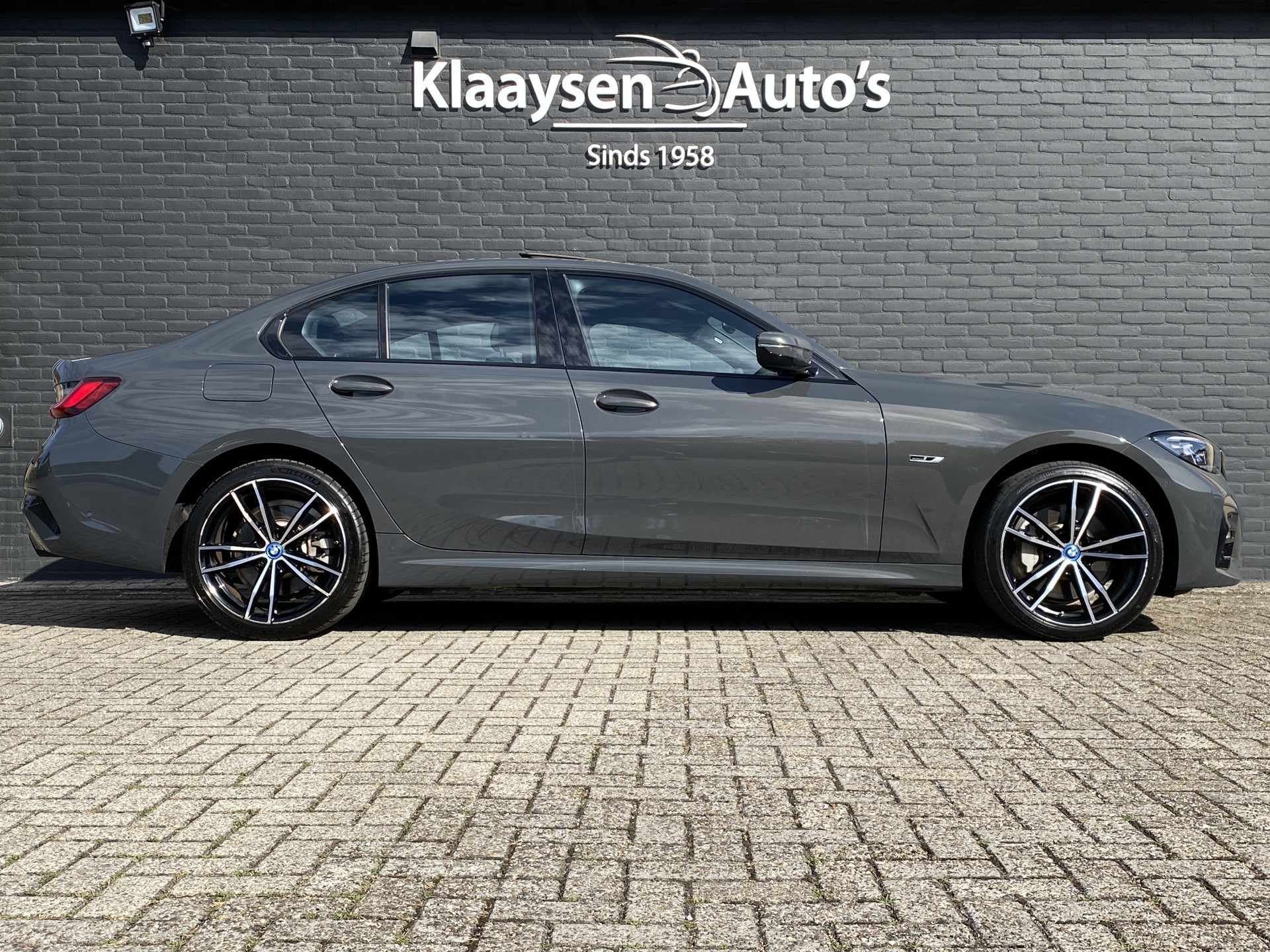 BMW 3-serie 330e High Executive M-Sport | 1e eigenaar | dealer onderh. | schuifdak | leder sportstoelen | camera | BTW auto